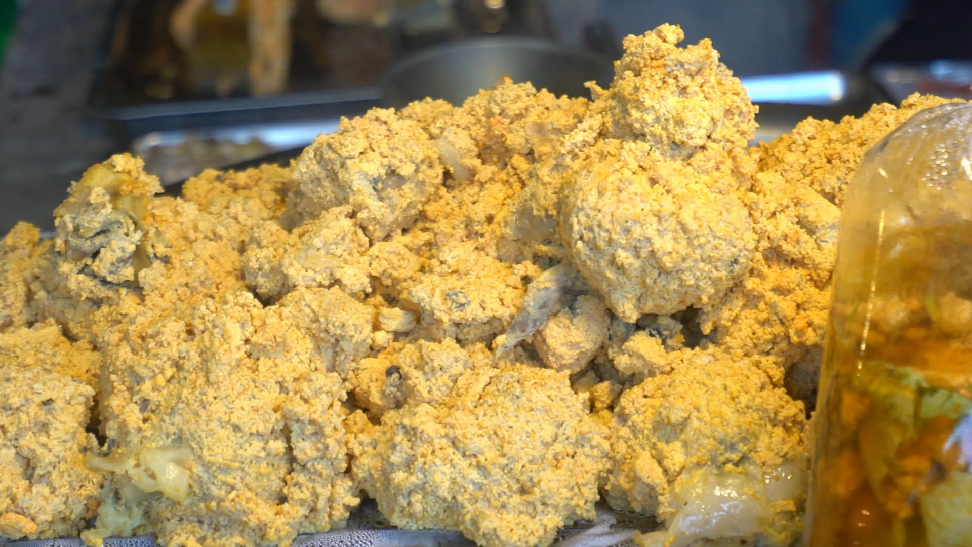 태국 시장 생선알 요리 – 노란 가루가 묻은 생선알 덩어리가 산더미처럼 쌓인 모습