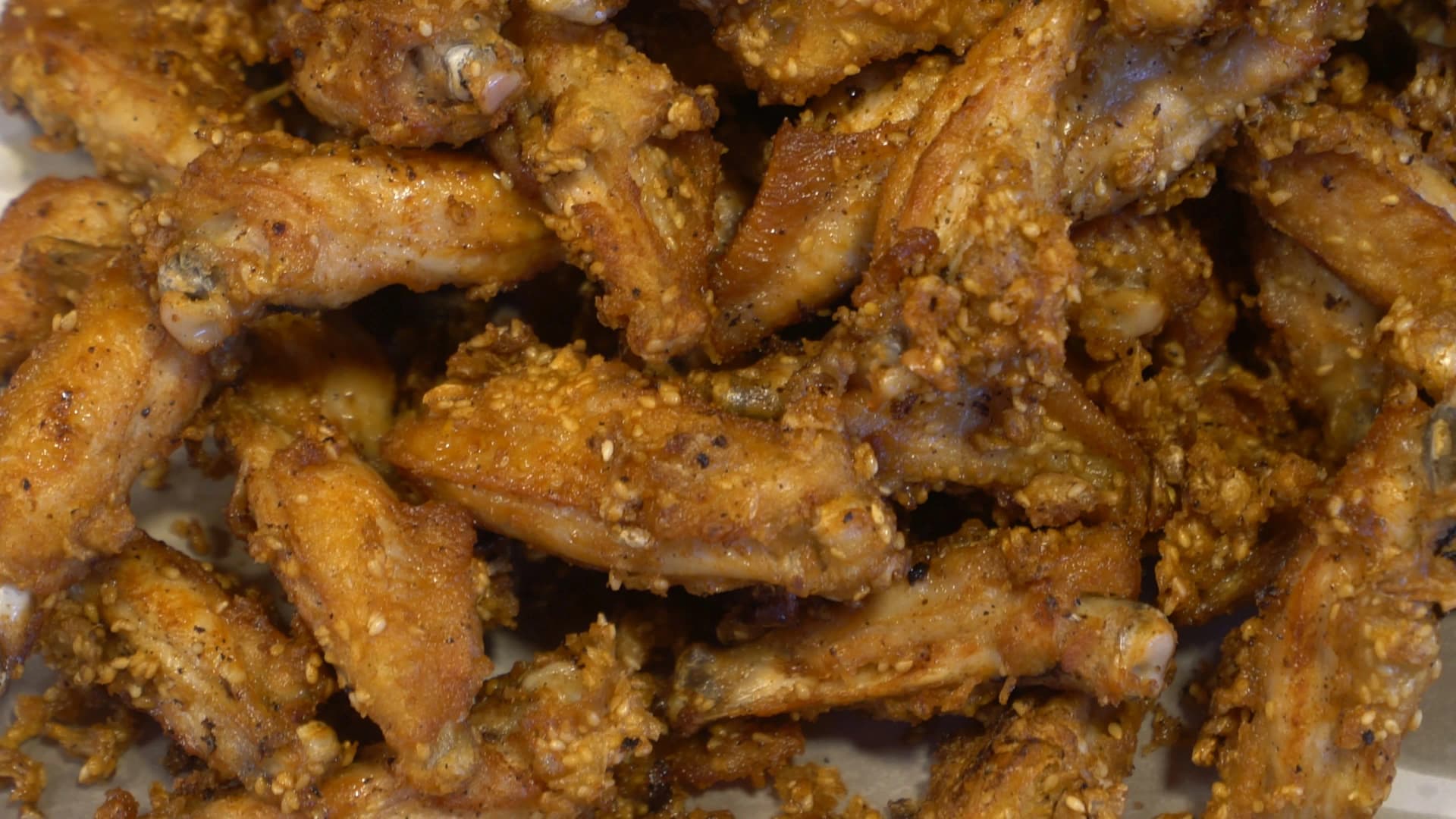 태국 길거리 음식 닭날개 튀김 클로즈업 – 얇게 튀겨낸 껍질이 바삭한 스타일