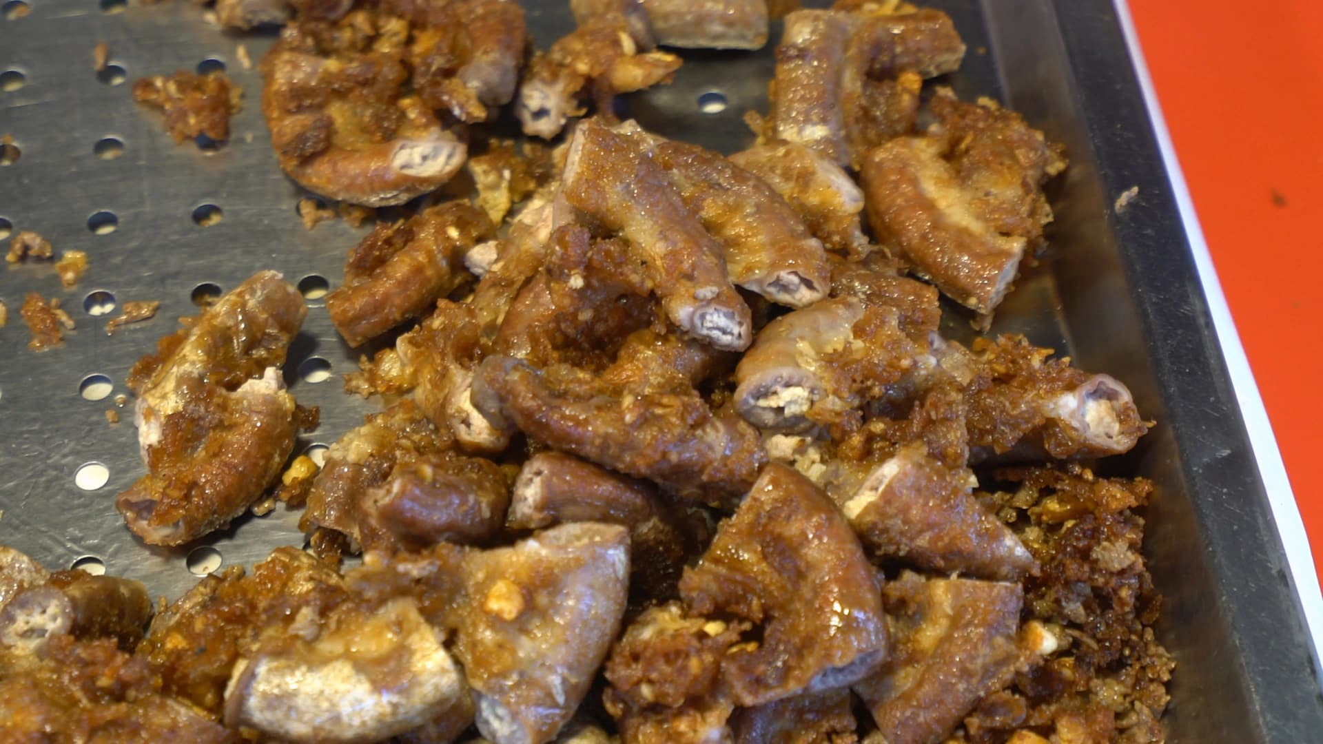 태국 시장 곱창 튀김 – 스테인리스 트레이 위에 쪼그라든 튀긴 곱창이 올려진 모습