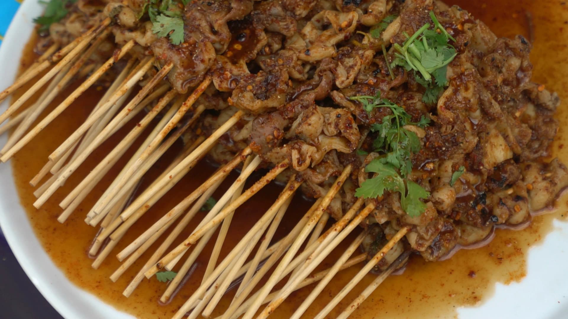 태국 길거리 음식 막창꼬치 클로즈업 – 소스가 자작하게 고인 접시