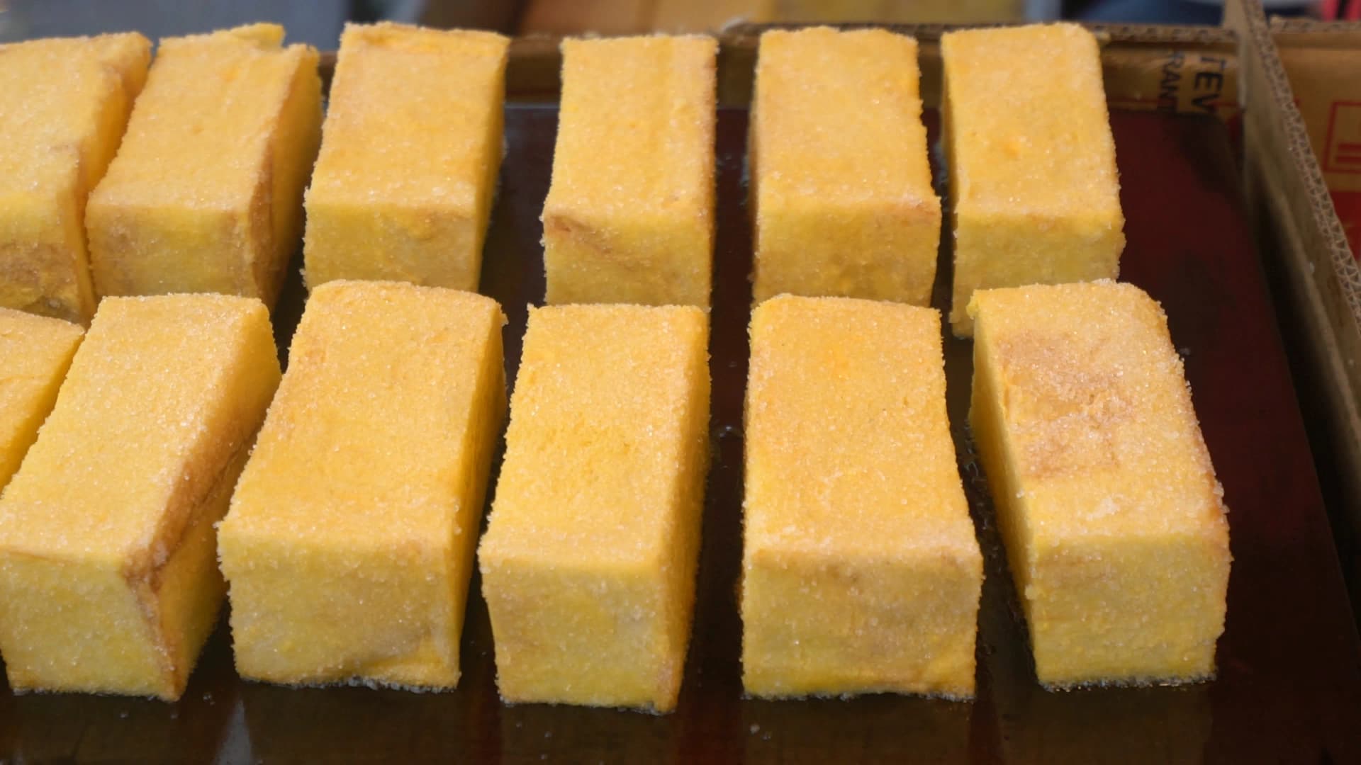 태국 시장 식빵 튀김 – 설탕이 묻은 두꺼운 벽돌 모양 식빵 튀김