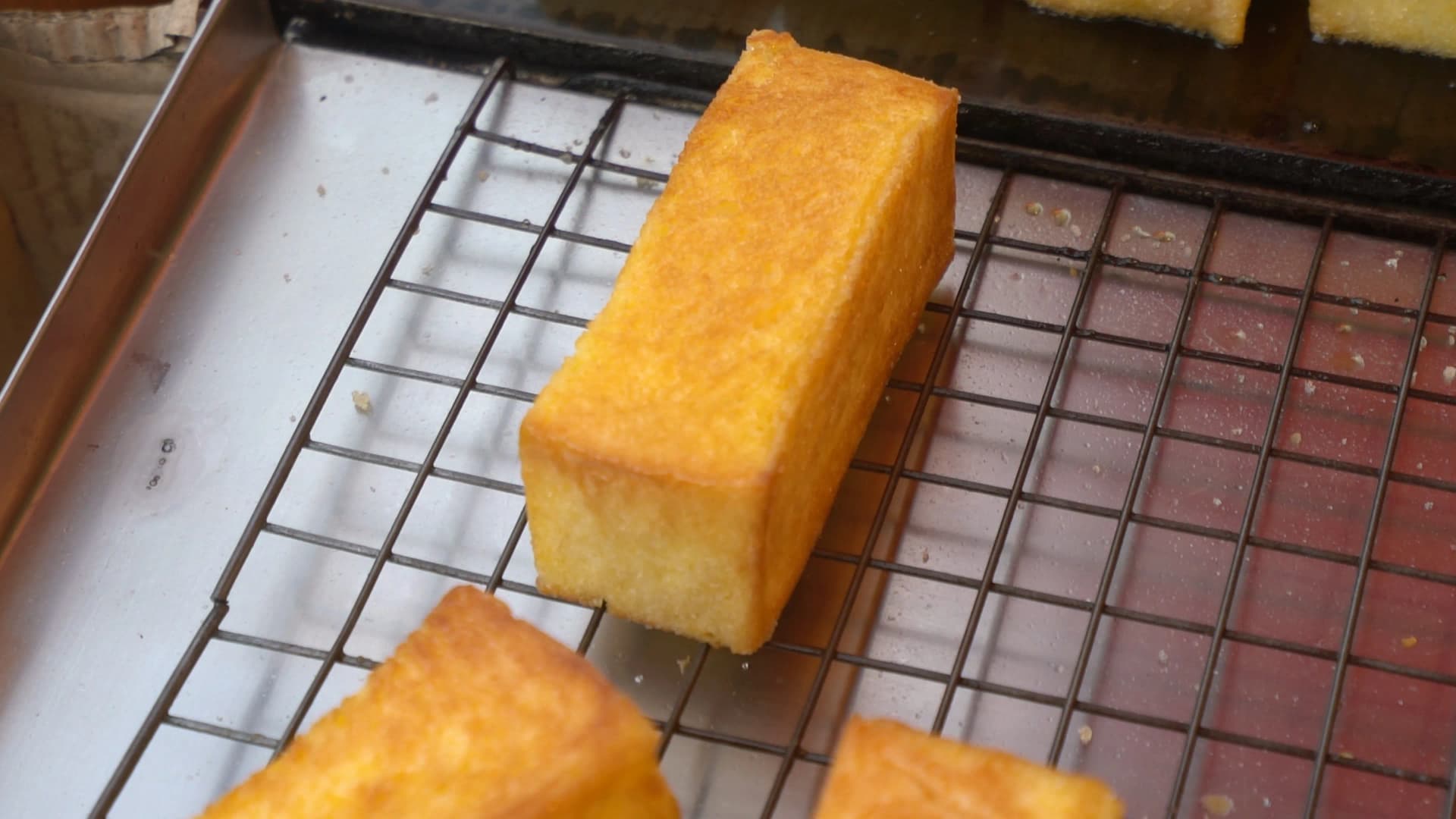 태국 시장 식빵 튀김 기름 빼는 모습 – 철망 위에 올려진 갓 튀긴 식빵