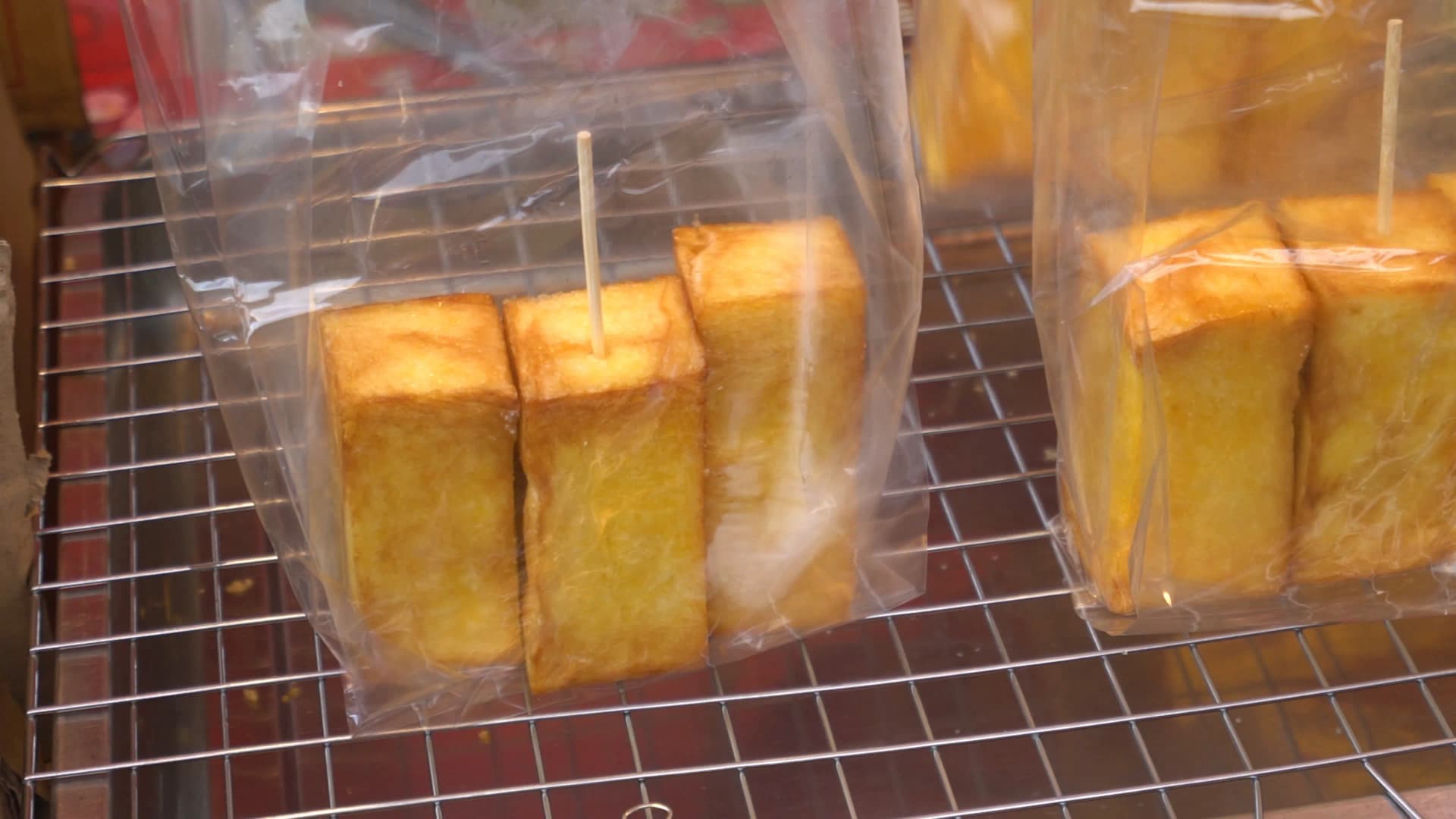 태국 길거리 간식 식빵 튀김 포장 – 비닐봉지에 꼬치 꽂아 포장한 모습