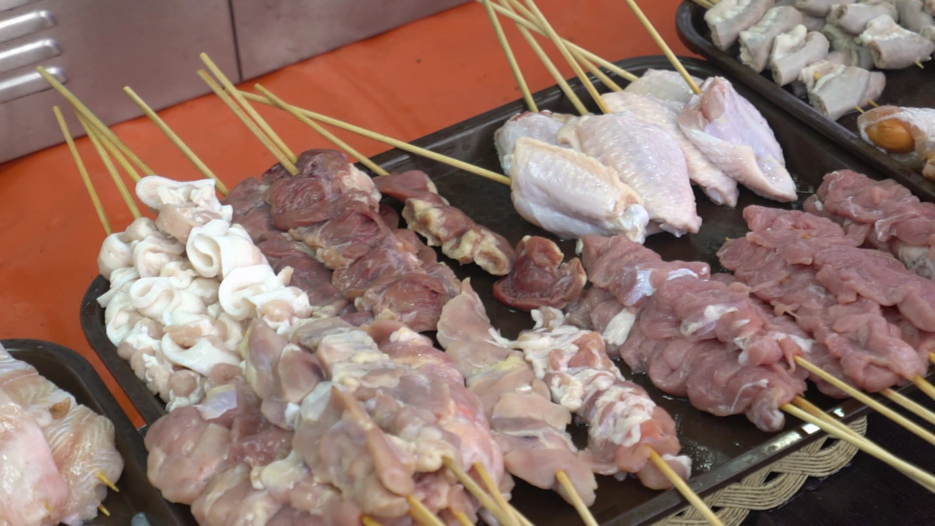 태국 시장 생고기 꼬치 진열 – 곱창 돼지고기 닭날개 닭고기 부위별로 트레이에 나뉜 모습