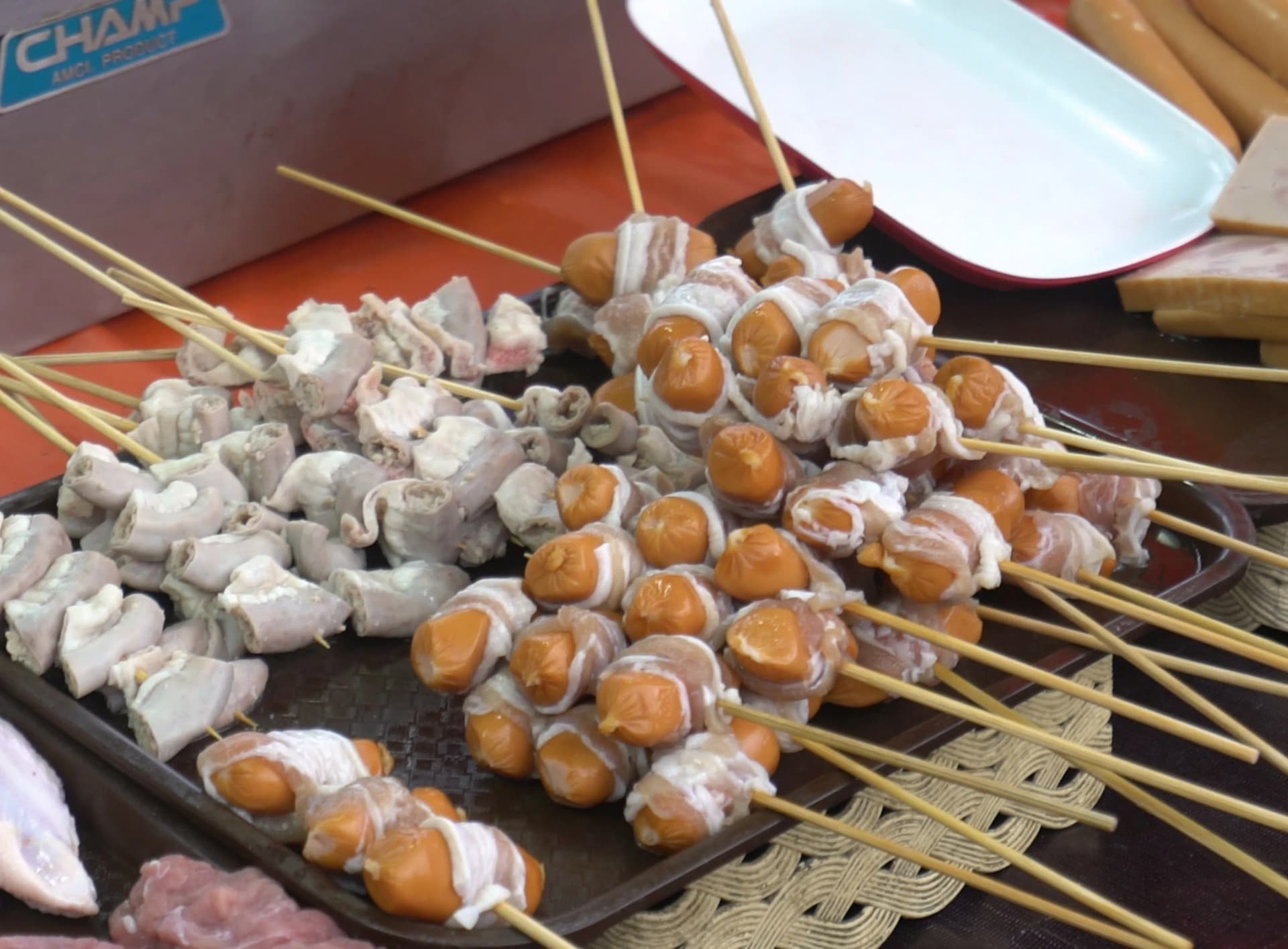 태국 시장 꼬치 주문 방식 – 곱창 꼬치와 소시지 베이컨 꼬치를 골라서 숯불에 구워주는 모습