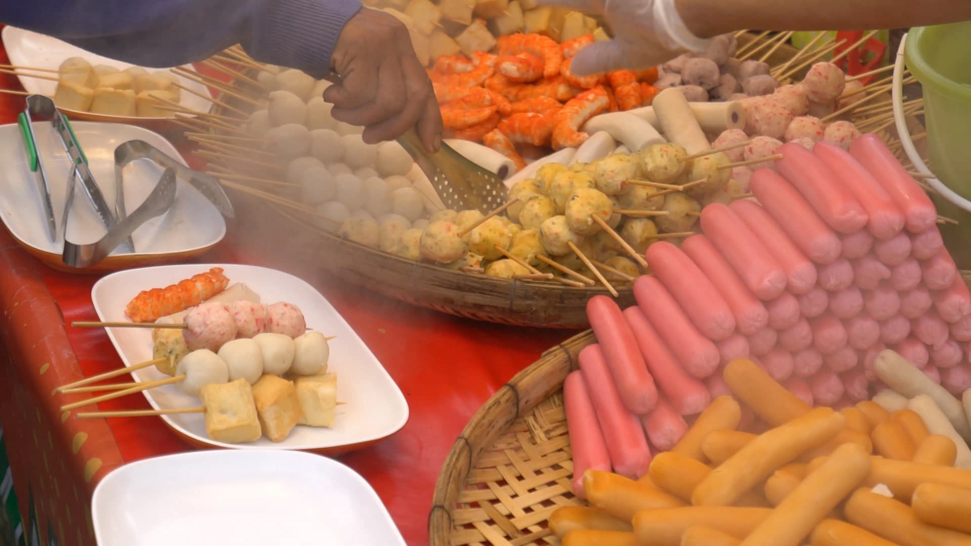 태국 시장 삶은 꼬치 가판대 – 어묵 미트볼 소시지 두부 새우가 대나무 바구니에 색깔별로 정리된 모습