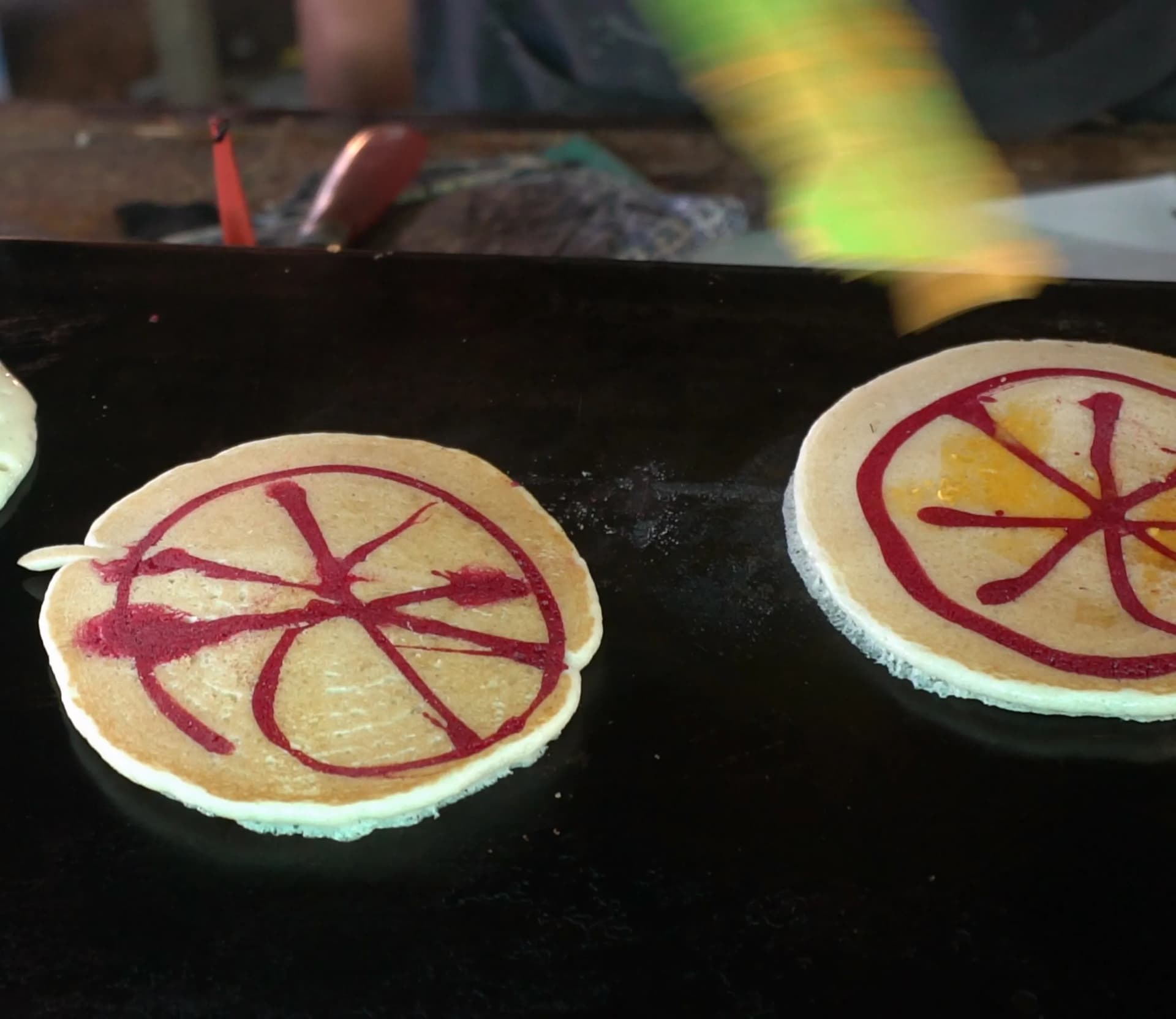 태국 길거리 간식 팬케이크 완성 – 과일 단면 모양이 그려진 팬케이크