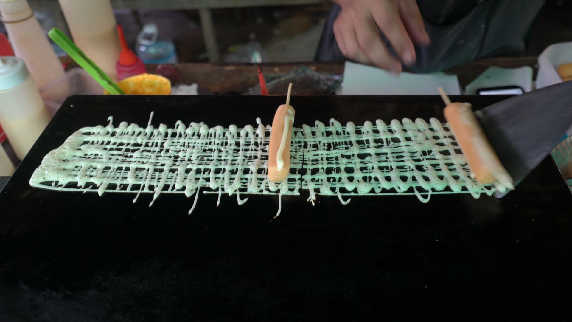 태국 시장 소시지 레이스 반죽 말이 – 격자 반죽 위에 소시지를 올려 돌돌 마는 과정