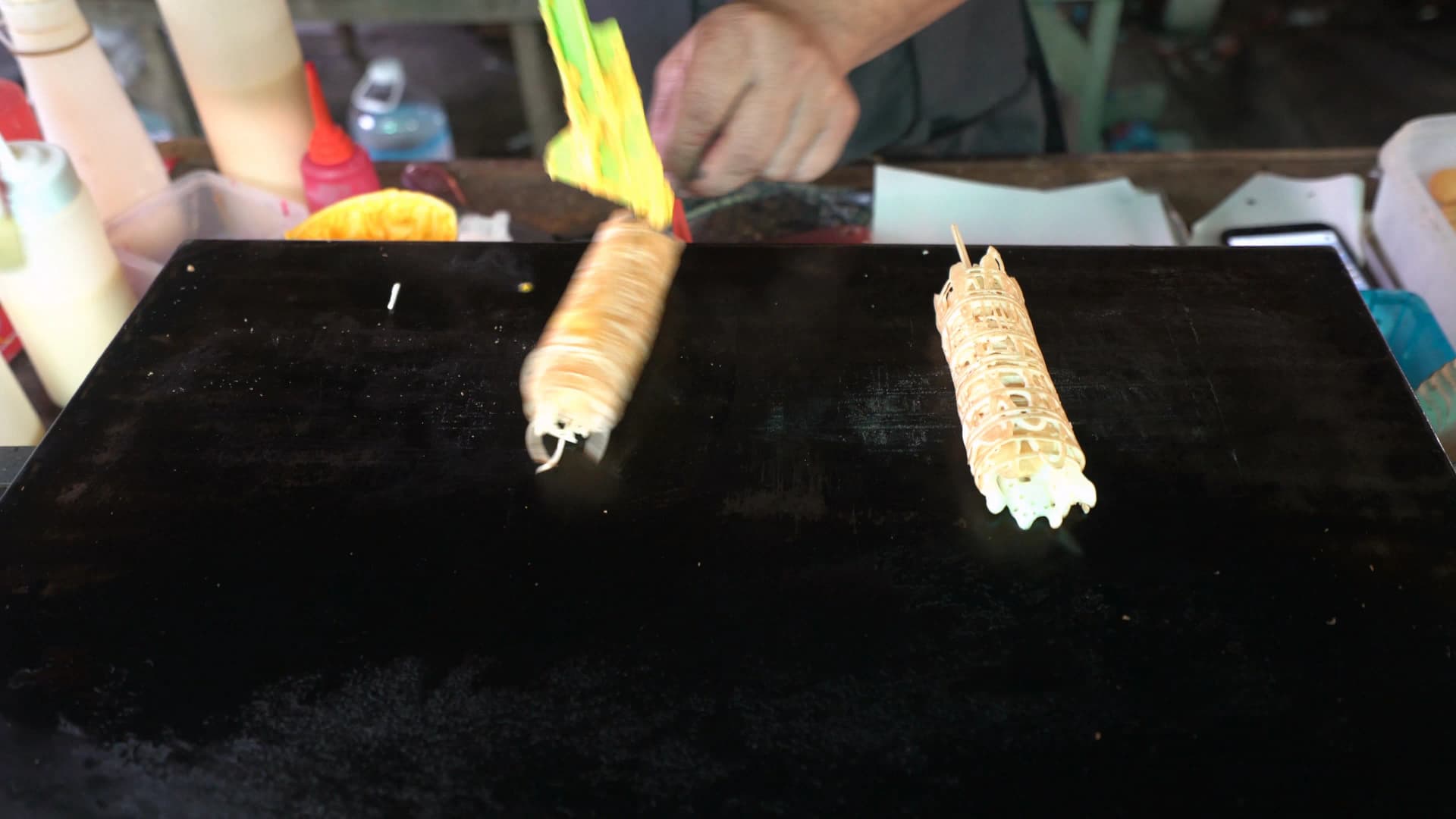 태국 길거리 간식 소시지 반죽말이 완성 – 바삭한 레이스 반죽이 소시지를 감싼 꼬치