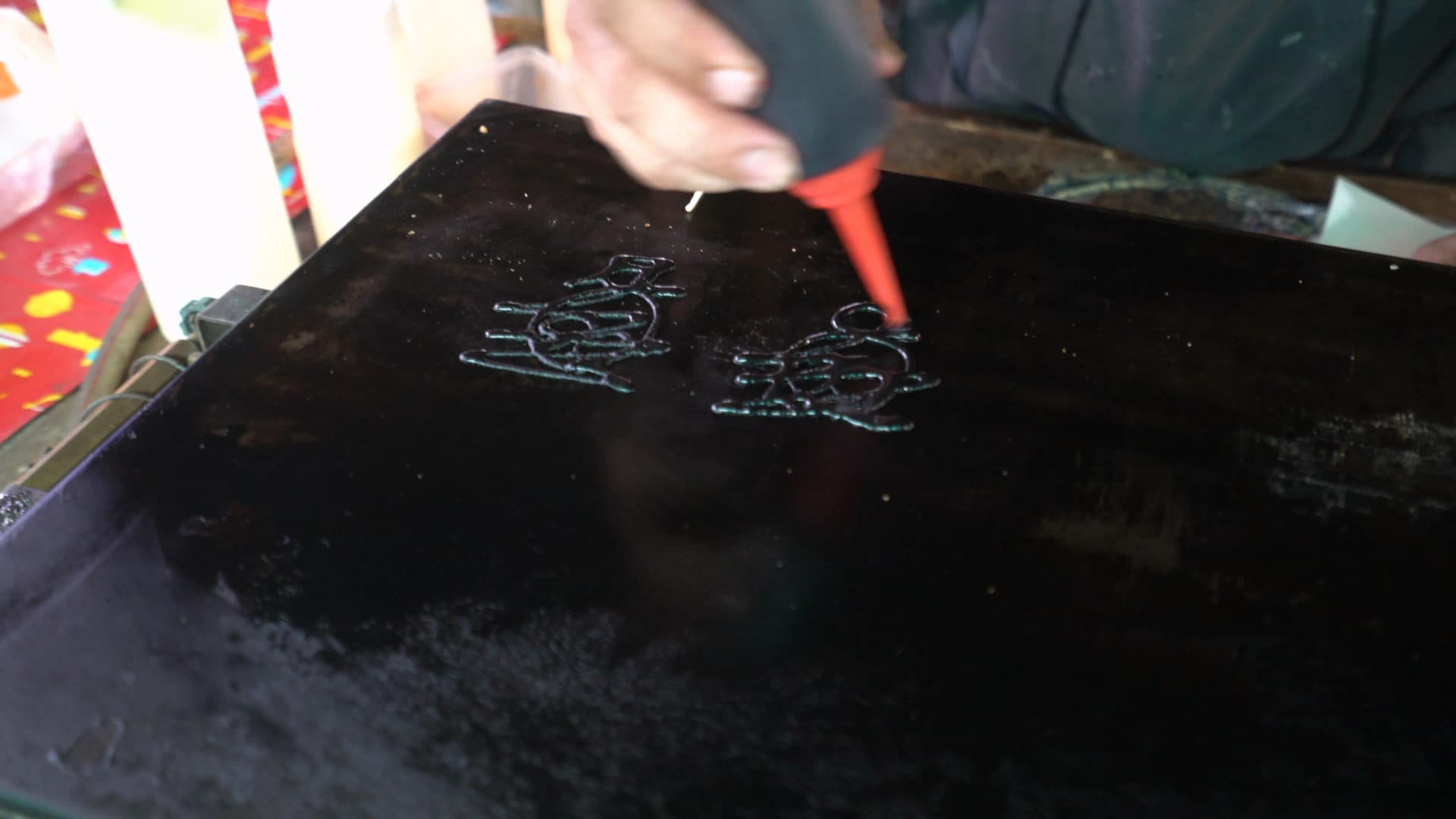 태국 시장 캐릭터 팬케이크 – 철판 위에 색깔 반죽으로 그림 그리는 모습