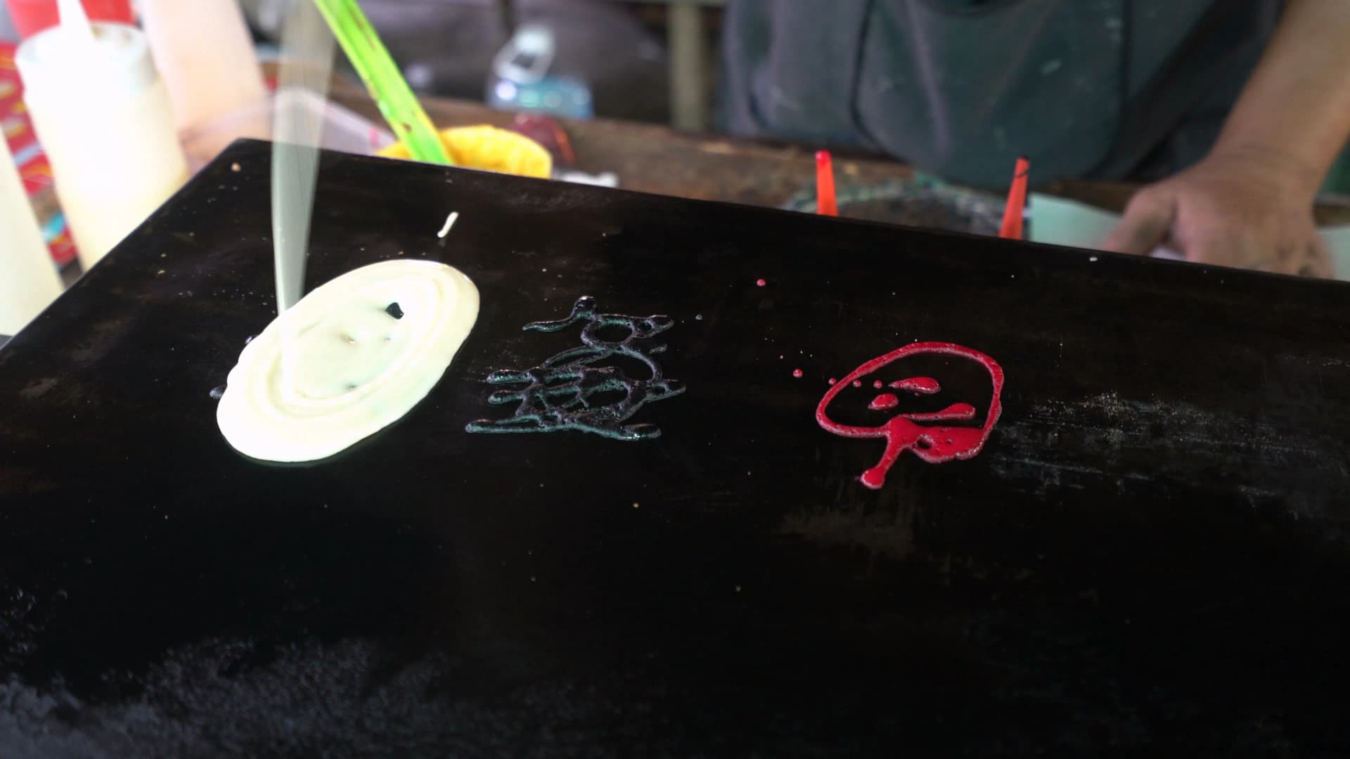 태국 시장 캐릭터 팬케이크 – 색깔 반죽 위에 하얀 반죽을 부어 익히는 과정