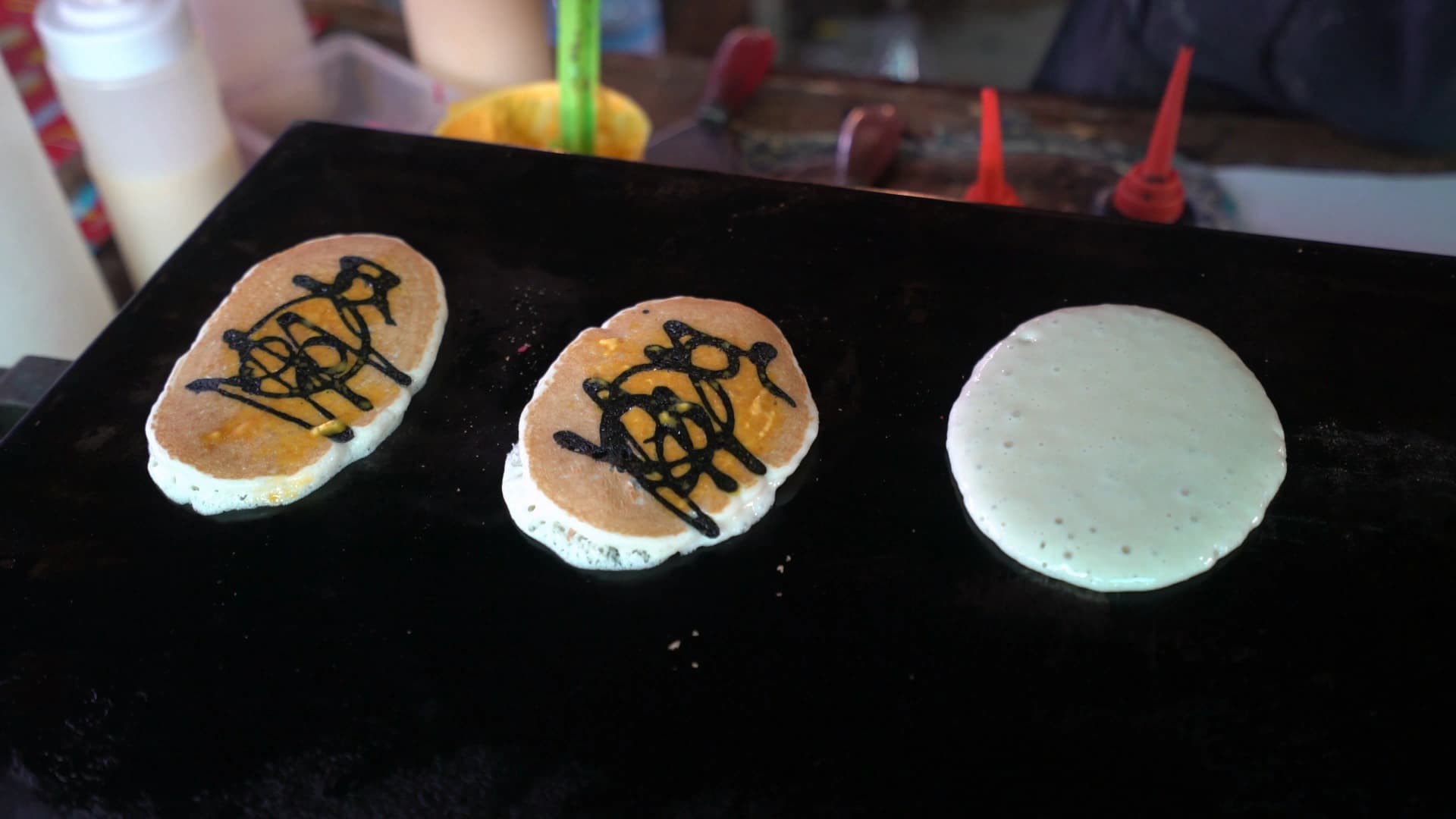 태국 길거리 간식 캐릭터 팬케이크 완성 – 뒤집으면 캐릭터가 나타나는 팬케이크