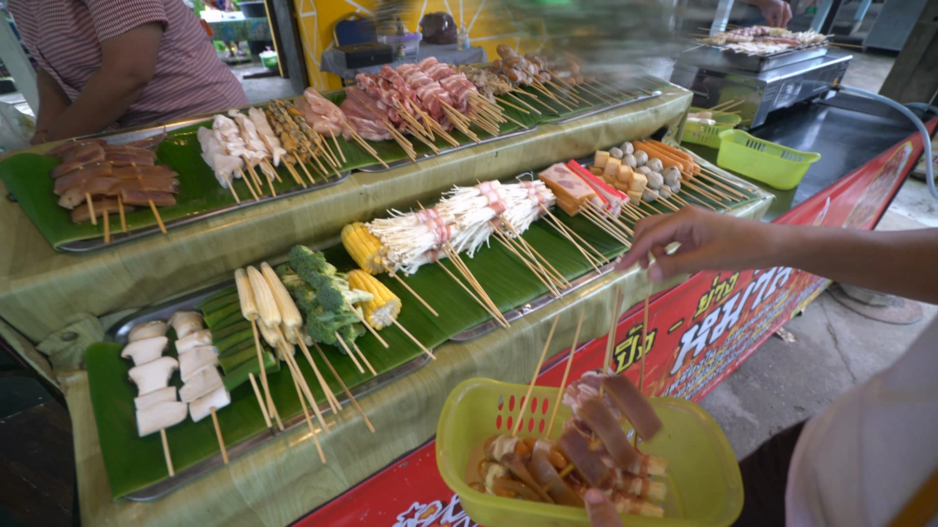 태국 시장 마라꼬치 주문 – 손님이 바구니에 직접 원하는 꼬치를 골라 담는 모습