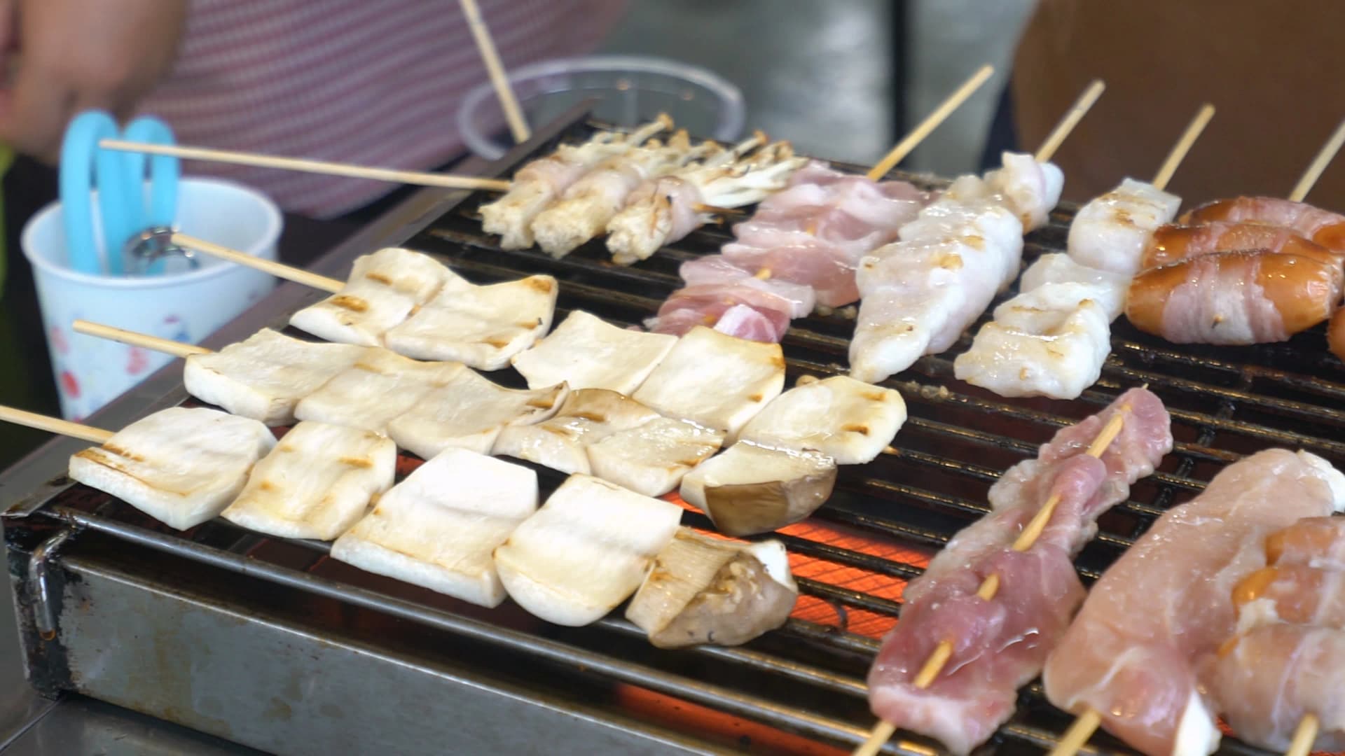 태국 시장 꼬치 숯불 굽기 시작 – 버섯꼬치 닭고기꼬치가 생고기 상태로 화로에 올라간 모습