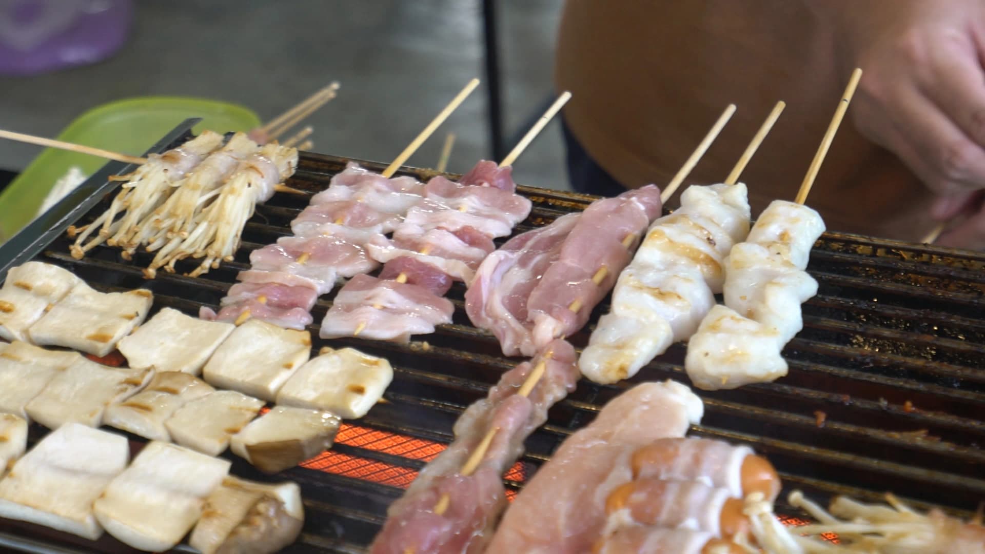 태국 시장 숯불 꼬치 굽기 – 날것 상태의 각종 꼬치가 화로 위에 나란히 놓인 모습