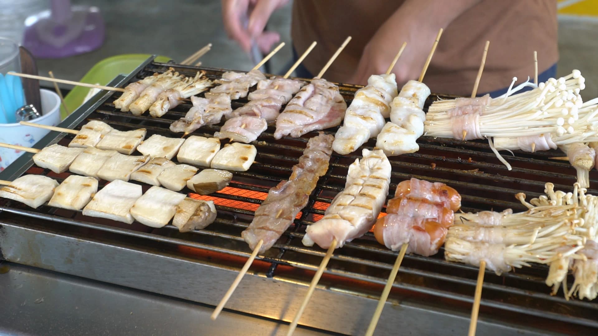 태국 시장 꼬치 굽는 중 – 가장자리부터 1/3 정도 익기 시작한 꼬치