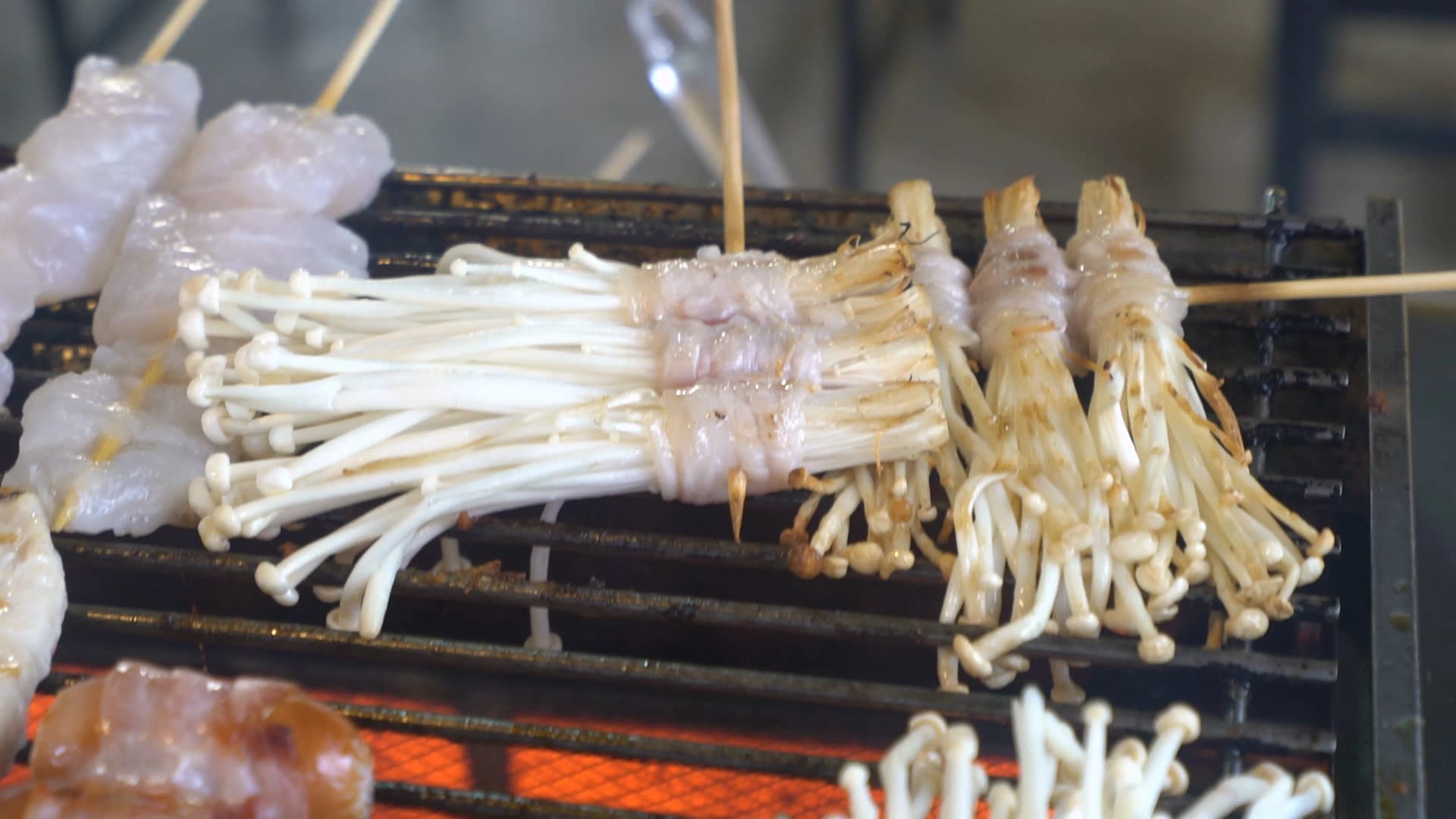 태국 시장 버섯 베이컨말이 꼬치 익히는 모습 – 베이컨이 수축하면서 버섯을 감싸는 과정
