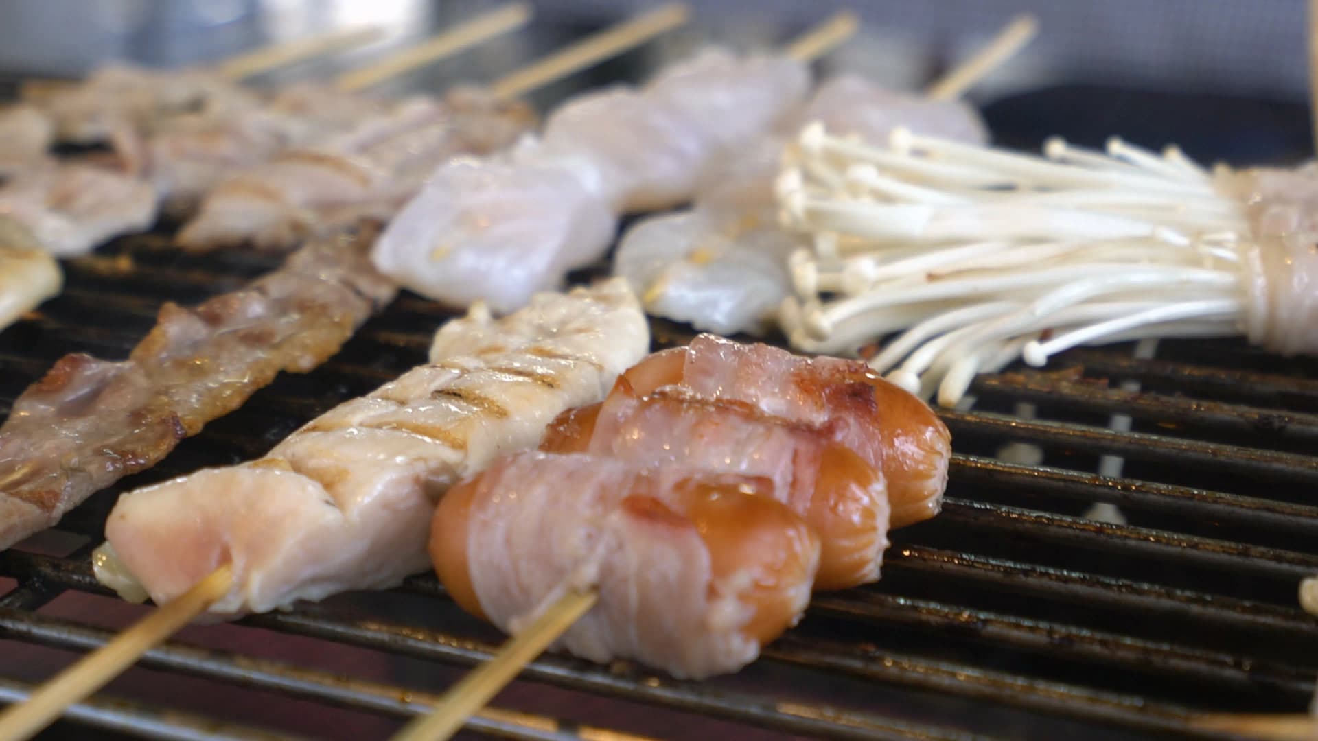 태국 시장 소시지 베이컨 꼬치 – 익히기 전 상태로 쟁반에 줄지어 놓인 모습