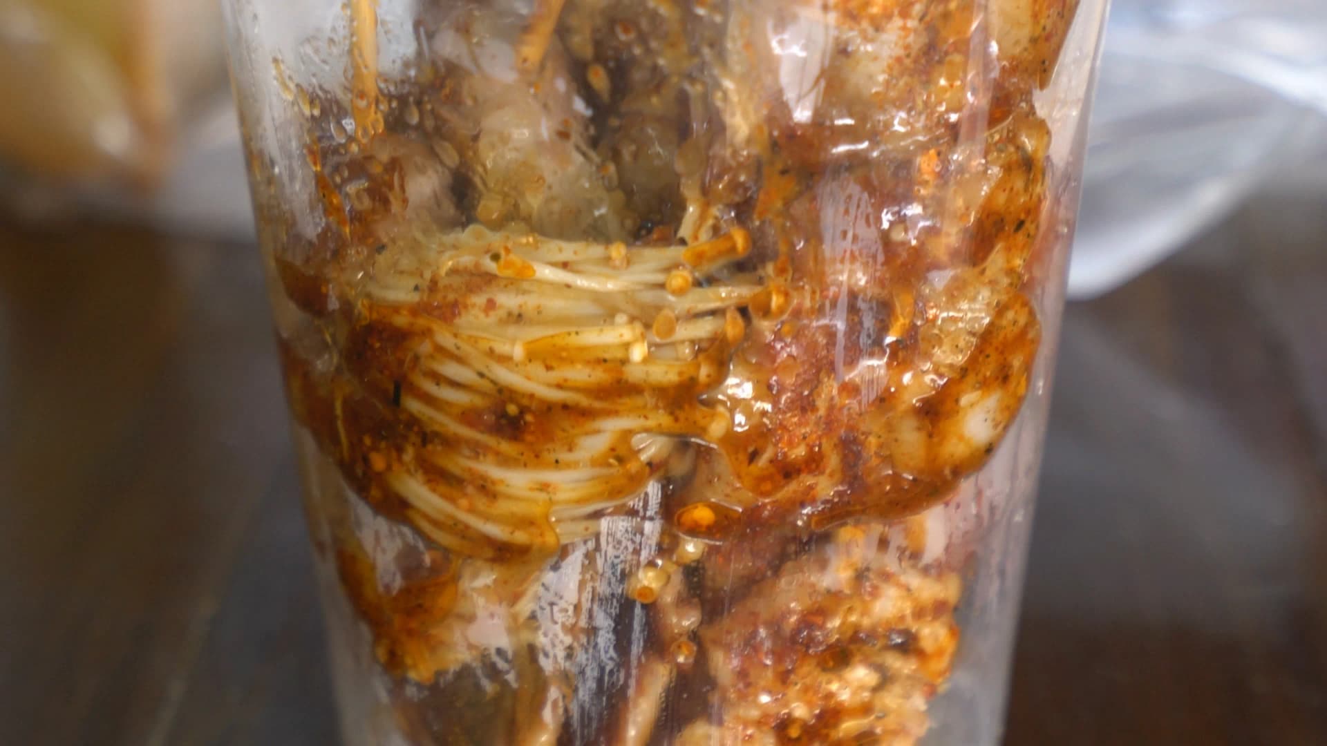 태국 시장 마라꼬치 완성 – 숯불에 구운 꼬치 위에 마라 소스를 듬뿍 바른 모습