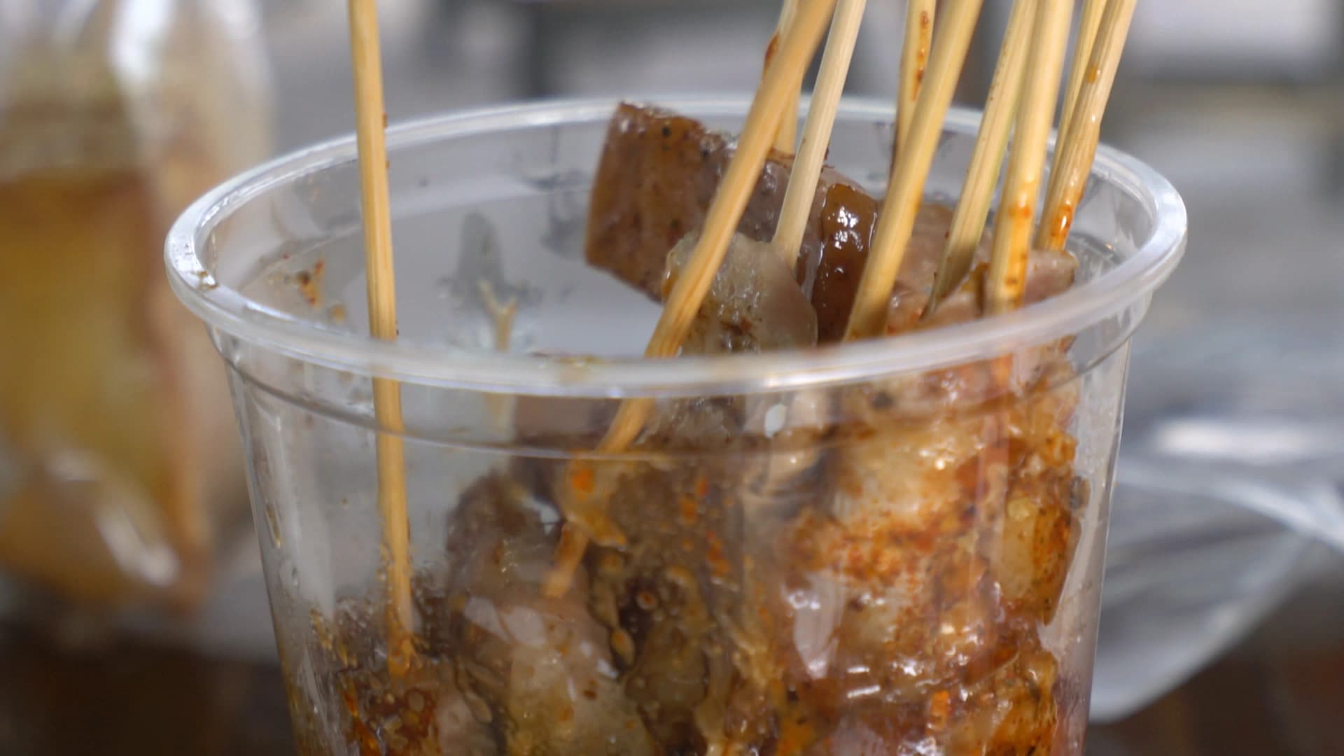 태국 시장 마라꼬치 포장 – 비닐봉지에 꼬치를 넣고 묶어서 파는 모습