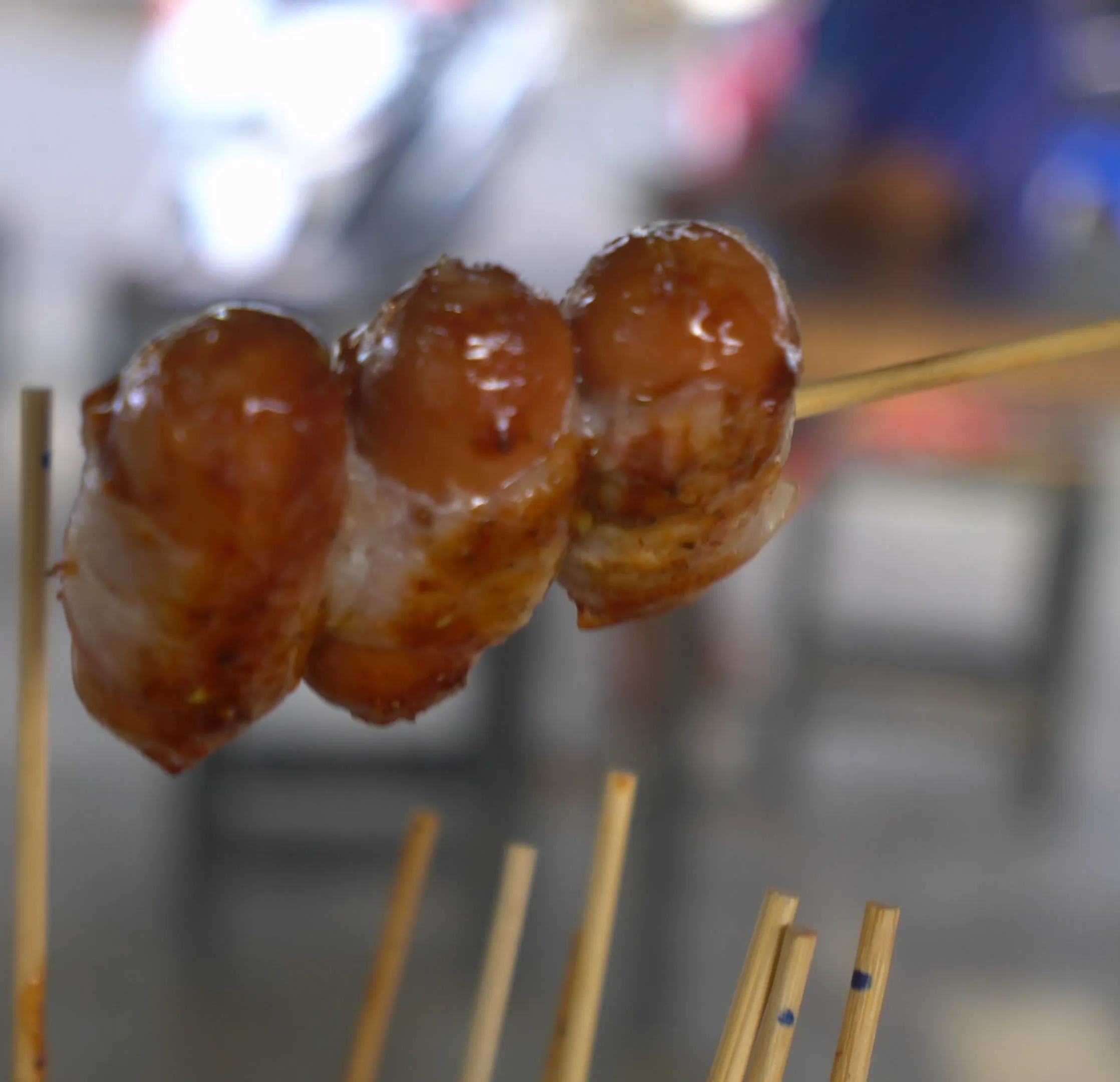 태국 시장 마라꼬치 포장 상태 클로즈업 – 소스가 발린 꼬치가 봉지에 담긴 모습