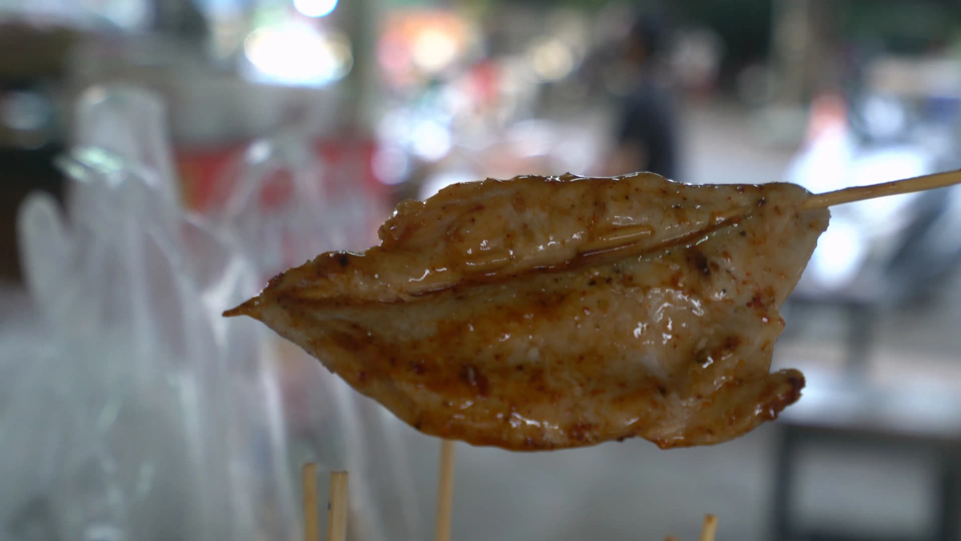 태국 시장 마라꼬치 클로즈업 – 윤기 흐르는 소스가 발린 동그란 덩어리 꼬치