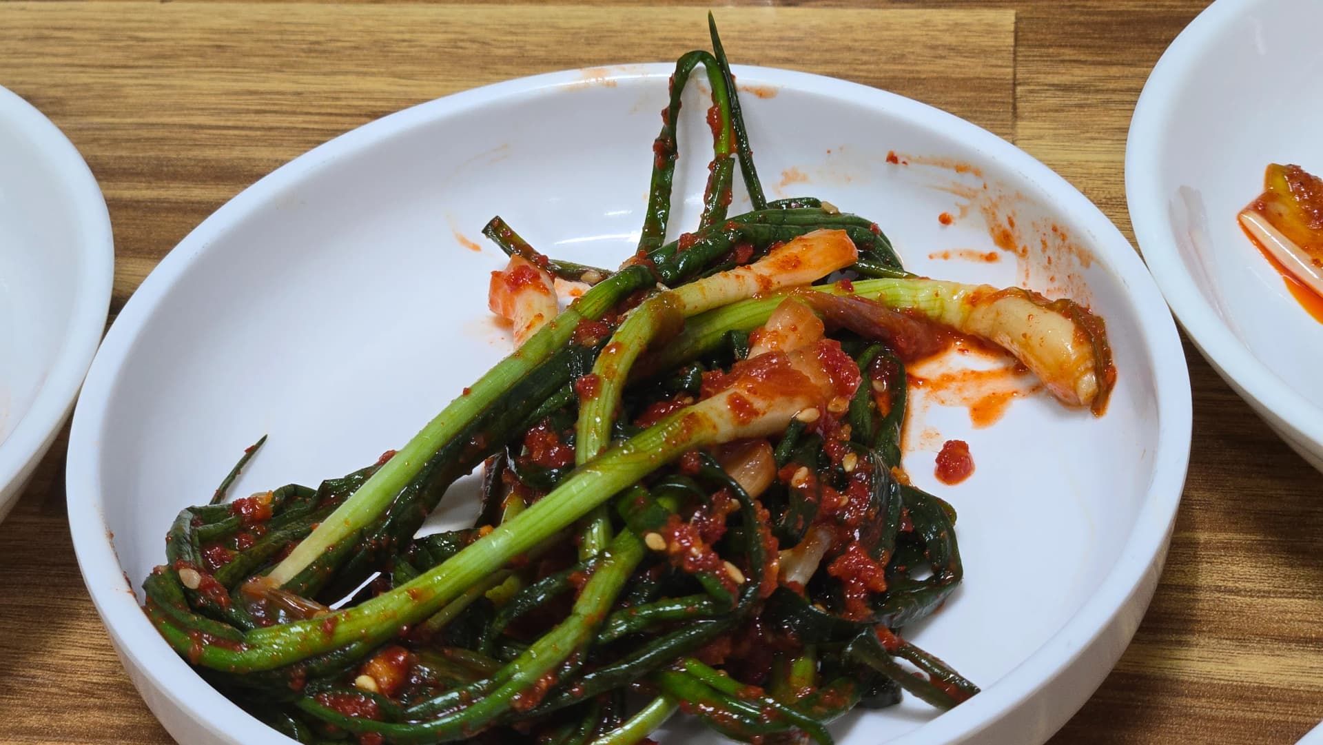 파김치 클로즈업 - 대파를 고춧가루 젓갈 양념에 버무린 한국 전통 김치 | 하이제이에스비