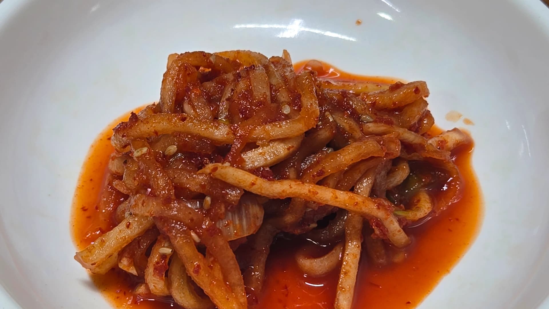 무생채 반찬 - 무를 가늘게 채 썰어 고춧가루 식초 설탕 젓갈로 새콤매콤하게 버무린 한식 반찬 | 하이제이에스비