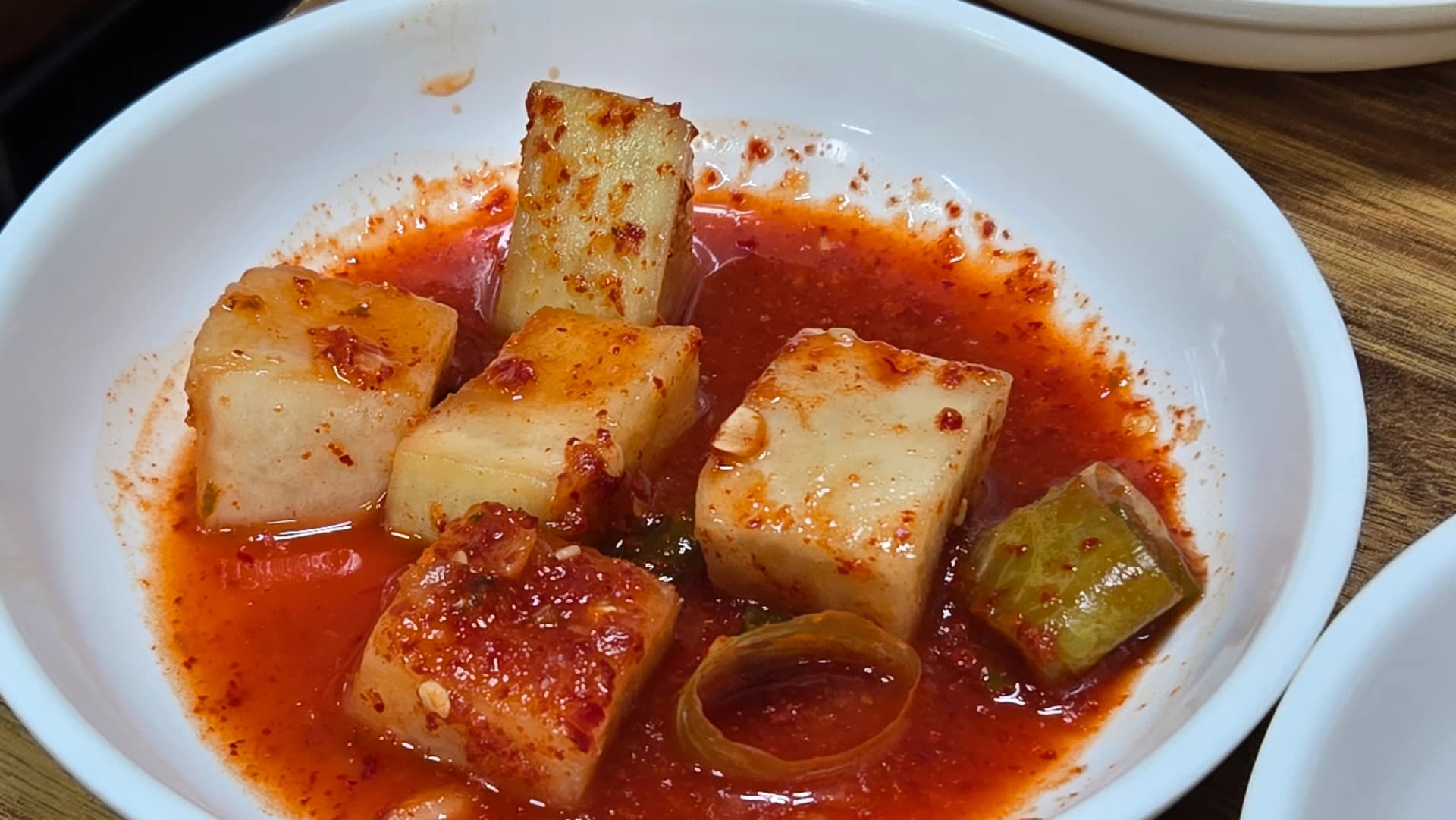 깍두기 - 무를 깍둑썰기하여 고춧가루 마늘 젓갈 양념에 버무려 발효시킨 한국 대표 김치 | 하이제이에스비