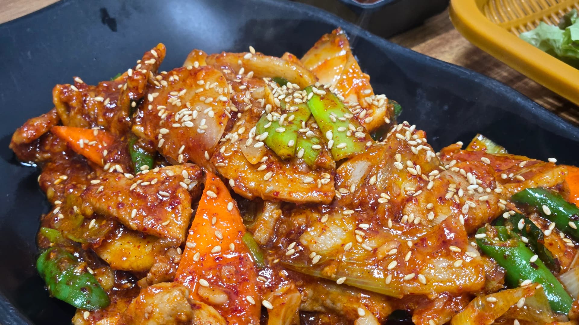 제육볶음 클로즈업 - 고추장 양념이 돼지고기에 배어 있고 대파 청양고추가 섞인 매콤한 볶음 요리 | 하이제이에스비