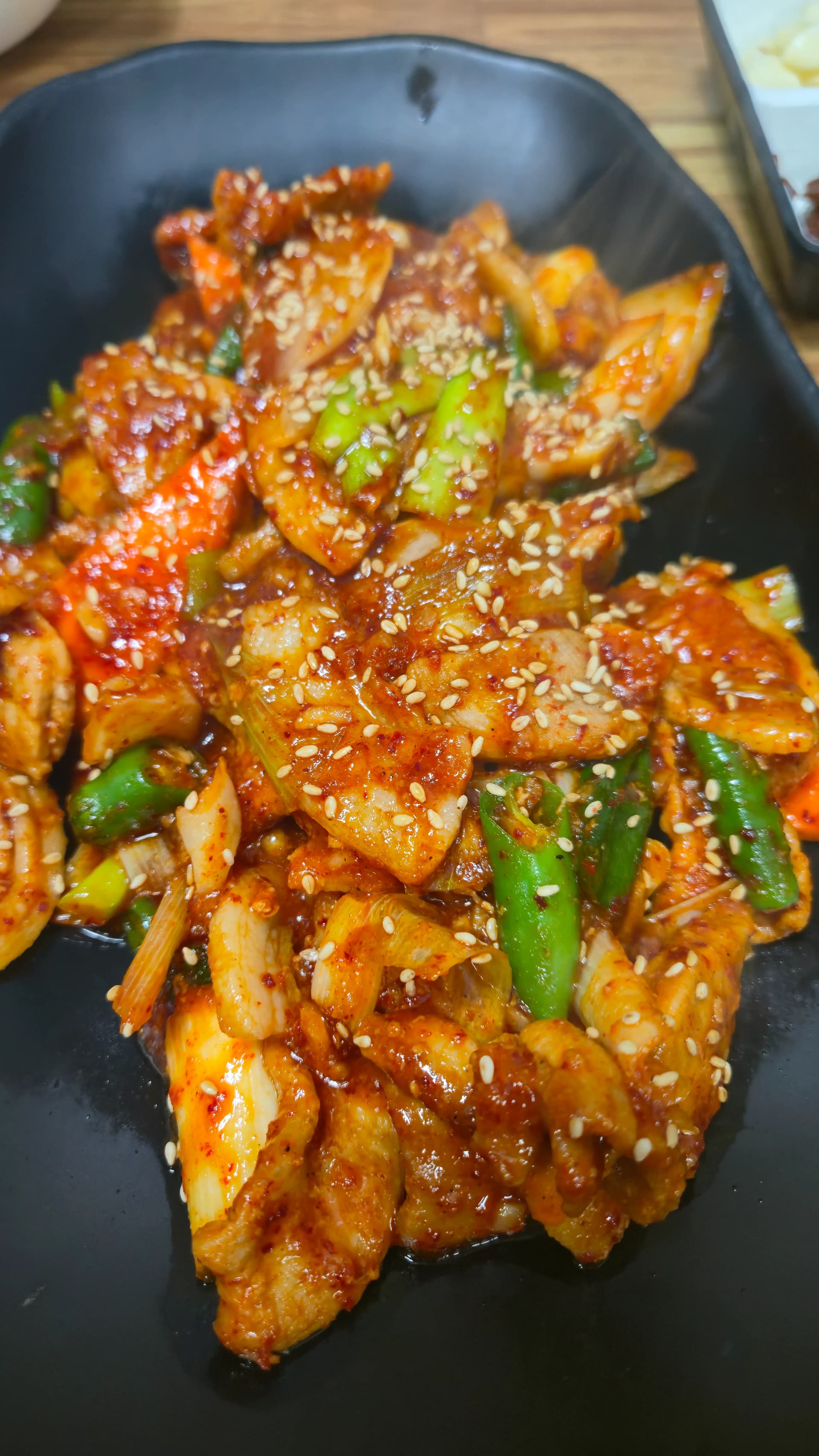 제육볶음 세로 촬영 - 철판 위에 수북하게 담긴 제육볶음의 넉넉한 양 | 하이제이에스비