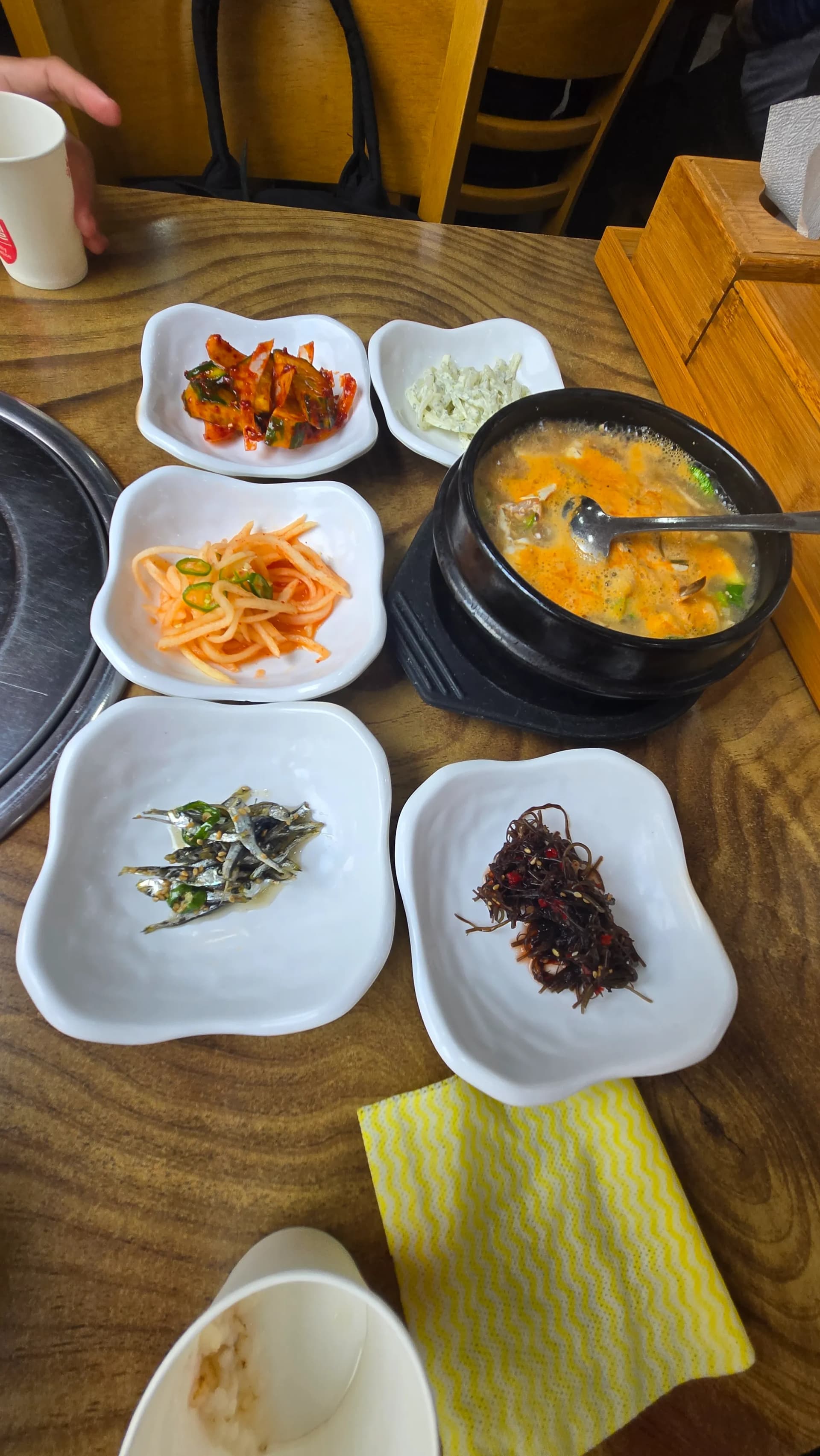 한국 백반집에서 반찬이 세팅된 모습, 작은 접시에 반찬 여러 가지와 찌개가 놓여 있다 | 하이제이에스비