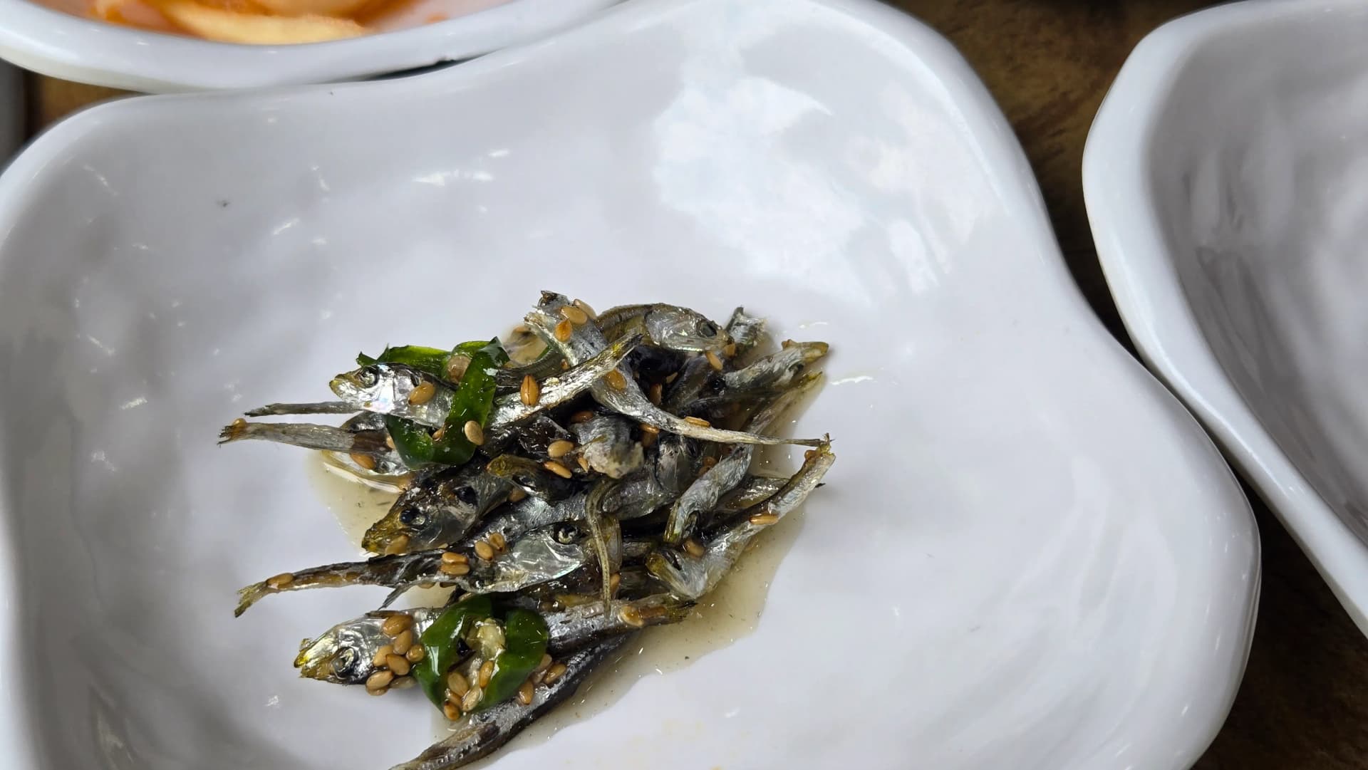 멸치볶음, 작은 멸치를 간장 양념에 볶아 깨와 꽈리고추를 넣은 한국 반찬 | 하이제이에스비