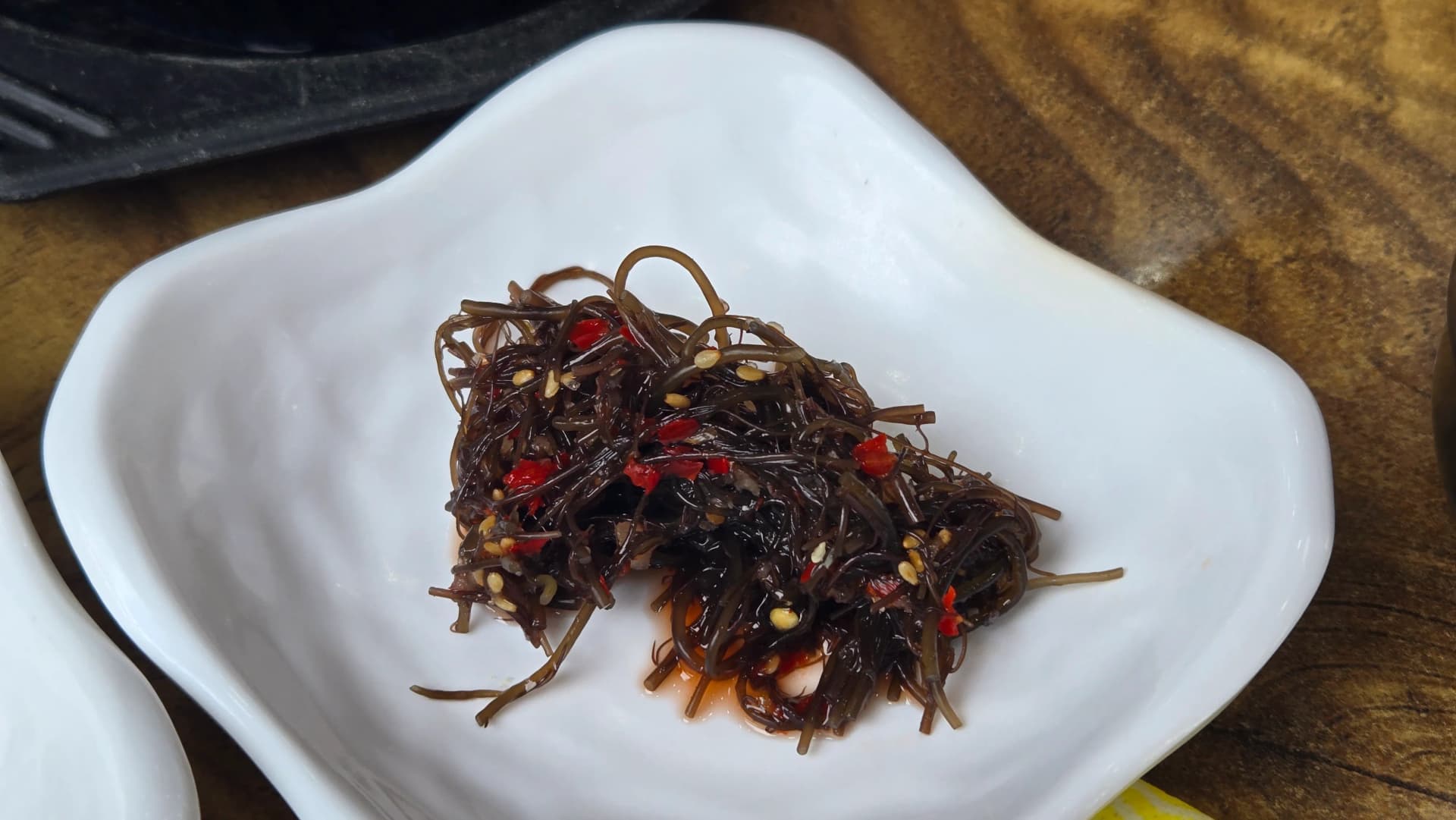 톳무침, 검은색 해조류를 고춧가루 양념에 버무리고 깨를 뿌린 한국 반찬 | 하이제이에스비