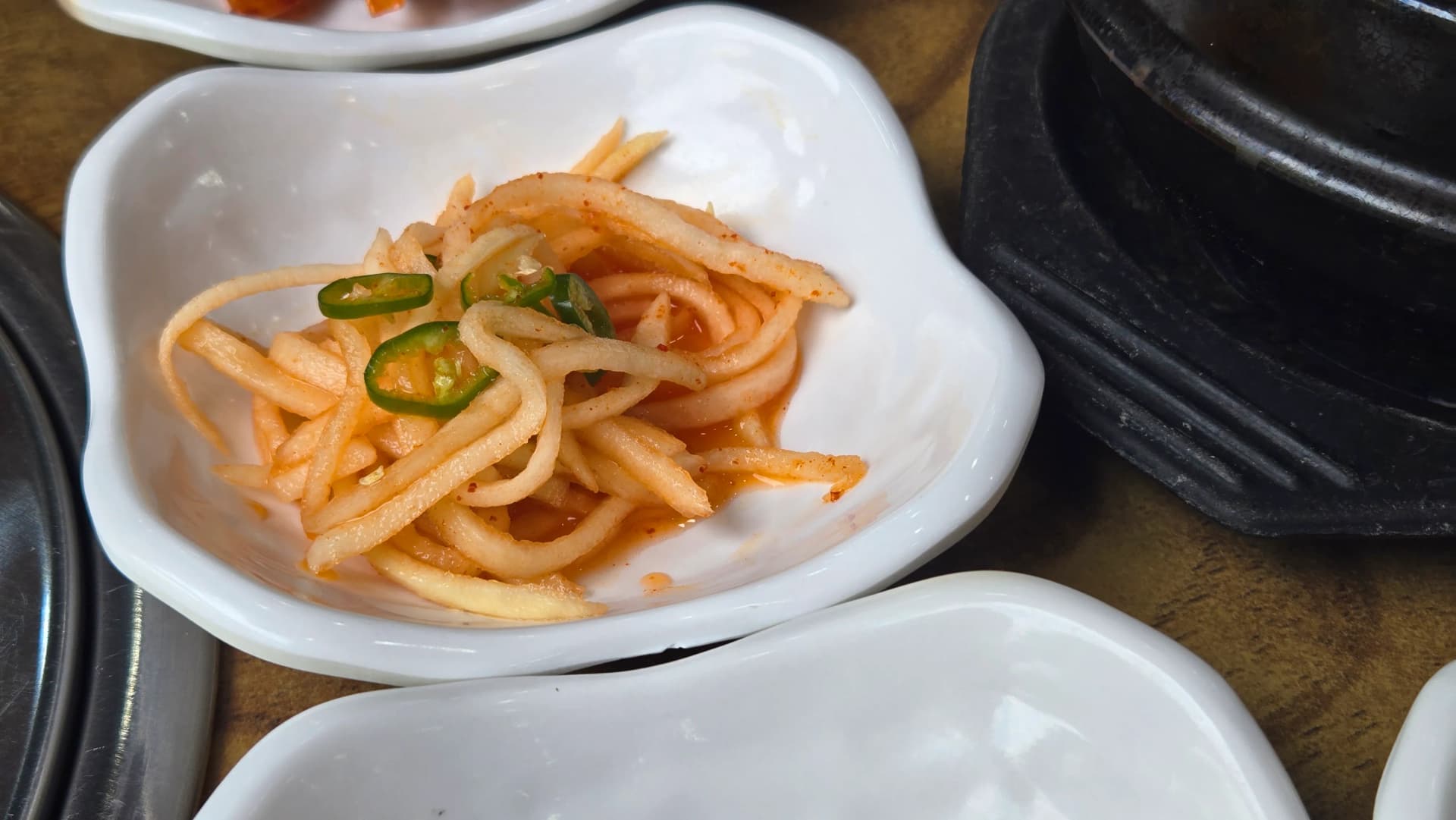 무생채, 무를 채 썰어 고춧가루 양념에 버무린 아삭한 한국 반찬 | 하이제이에스비