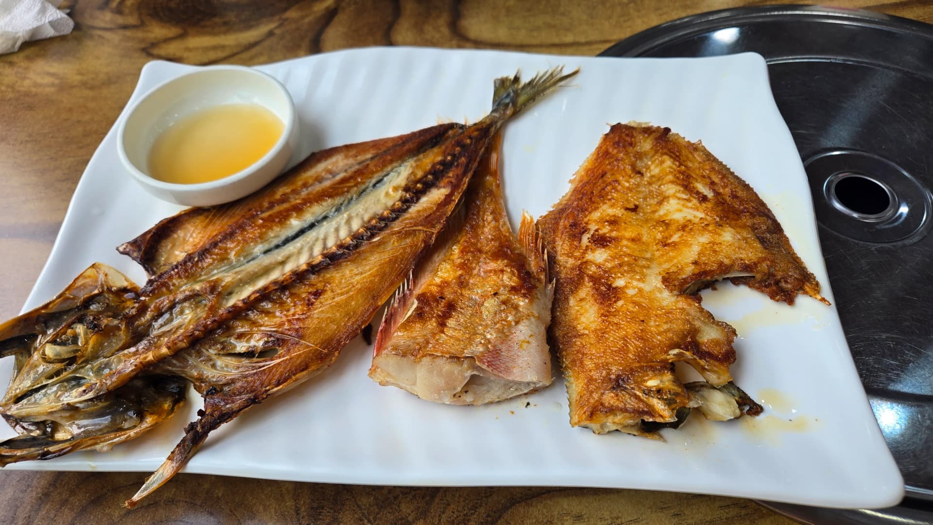 구운 고등어(mackerel)를 포함해 열기, 가자미, 고등어 세 마리가 한 접시에 담긴 모습 | 하이제이에스비