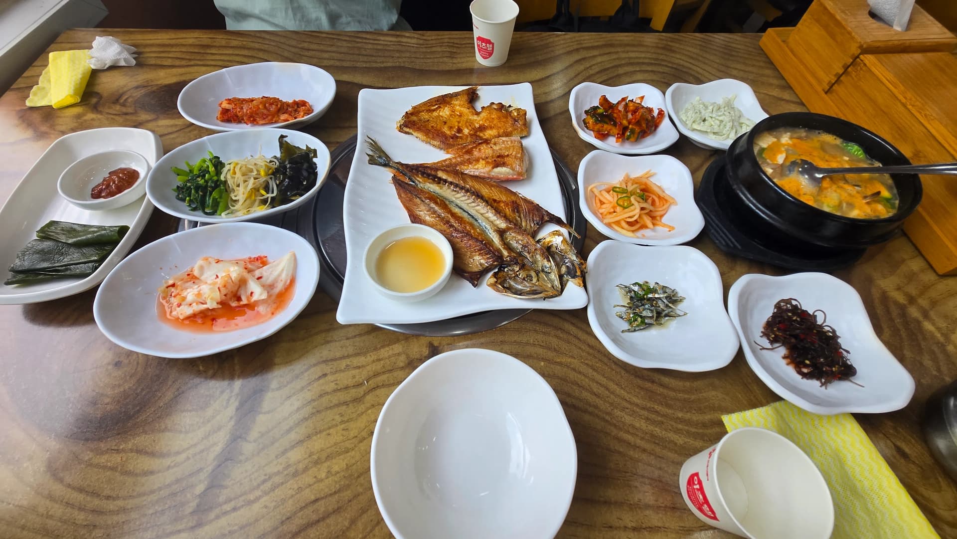 생선구이 백반 풀세팅, 생선 세 마리와 반찬, 찌개가 한 상에 차려진 1인분 전경 | 하이제이에스비