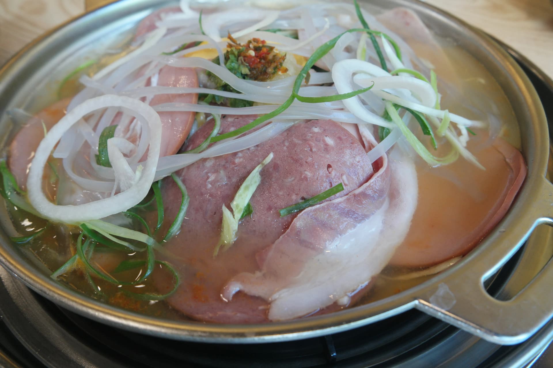 Budae-jjigae kabla ya kupikwa, imejaa ham, soseji, vitunguu na vitunguu vya kijani | 하이제이에스비