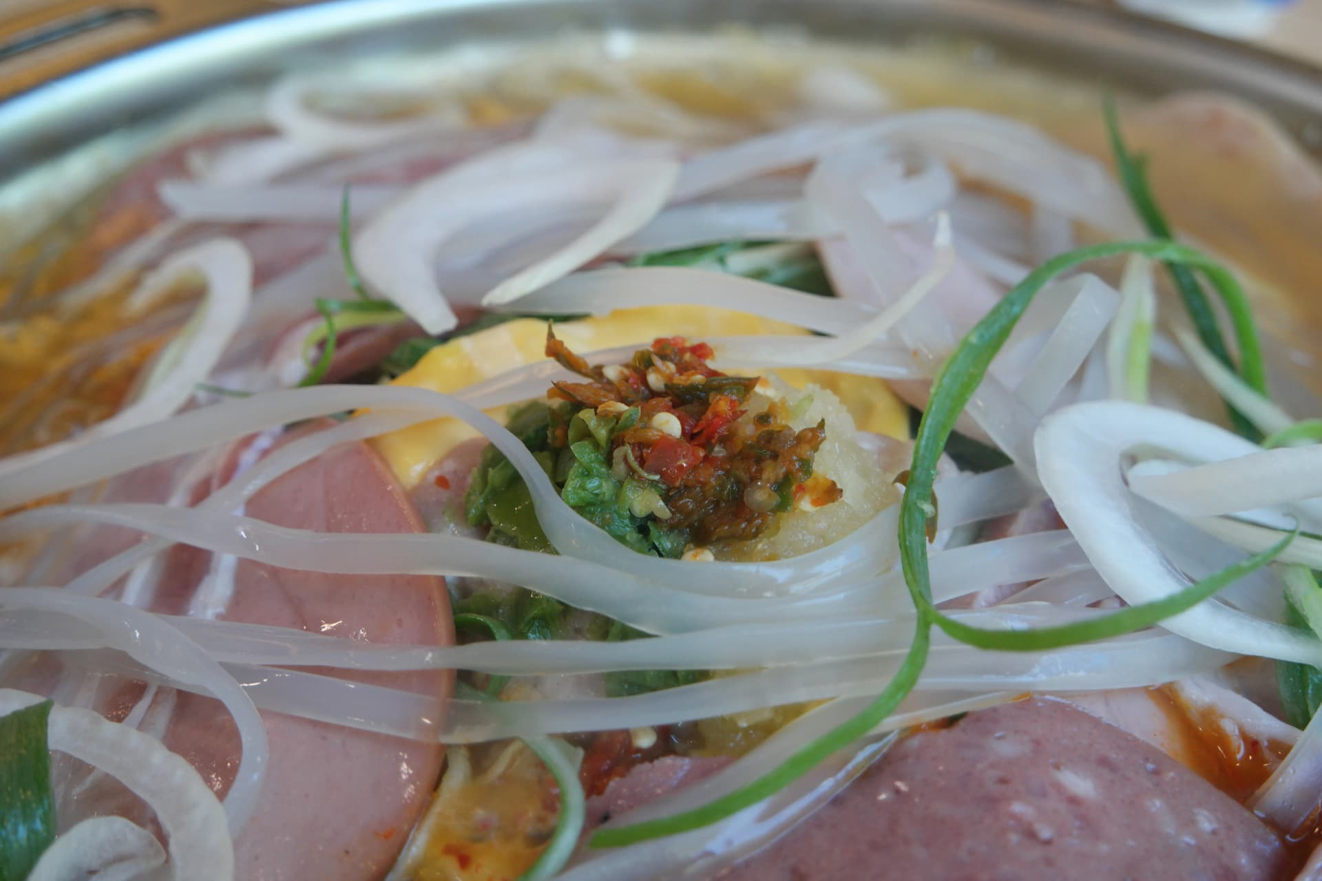 Mchuzi wa budae-jjigae ukigeuka mwekundu wakati viungo vinavyoyeyuka ndani yake | 하이제이에스비