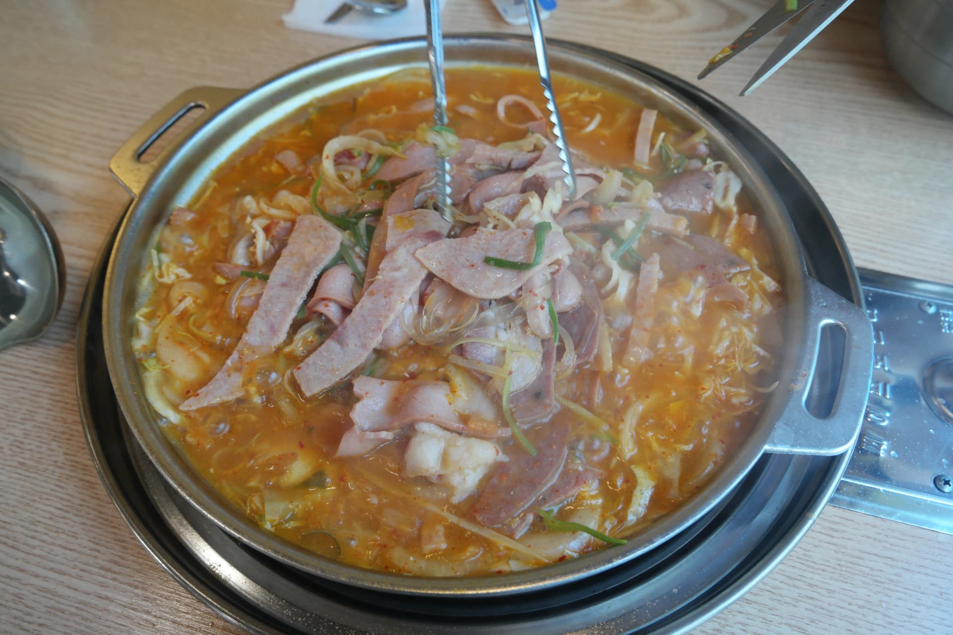 Kijiko kimoja cha budae-jjigae chenye viungo na mchuzi mzito | 하이제이에스비