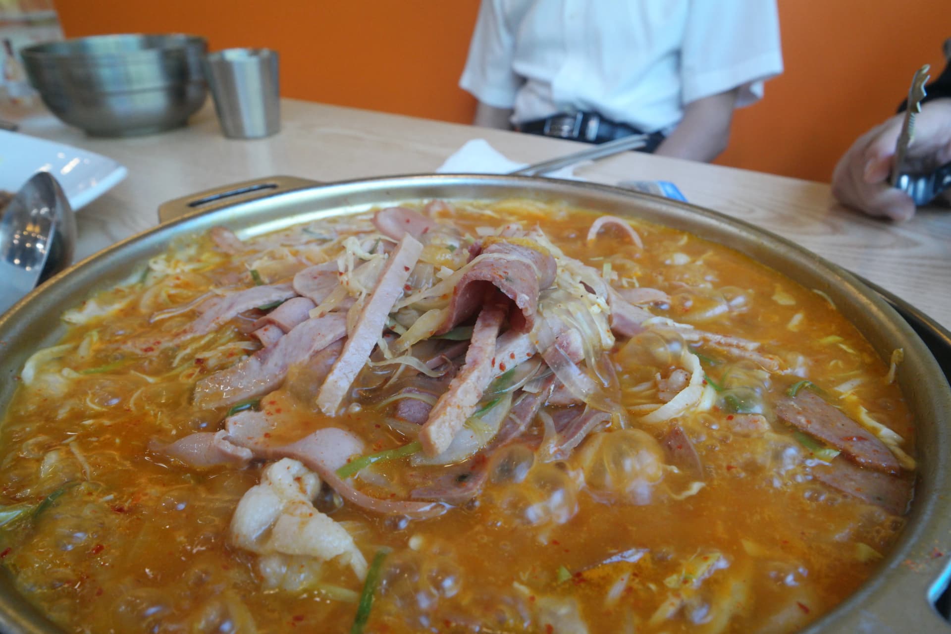 Sufuria ya budae-jjigae inayochemka kwa nguvu — picha ya karibu inayoonyesha Bubbles | 하이제이에스비