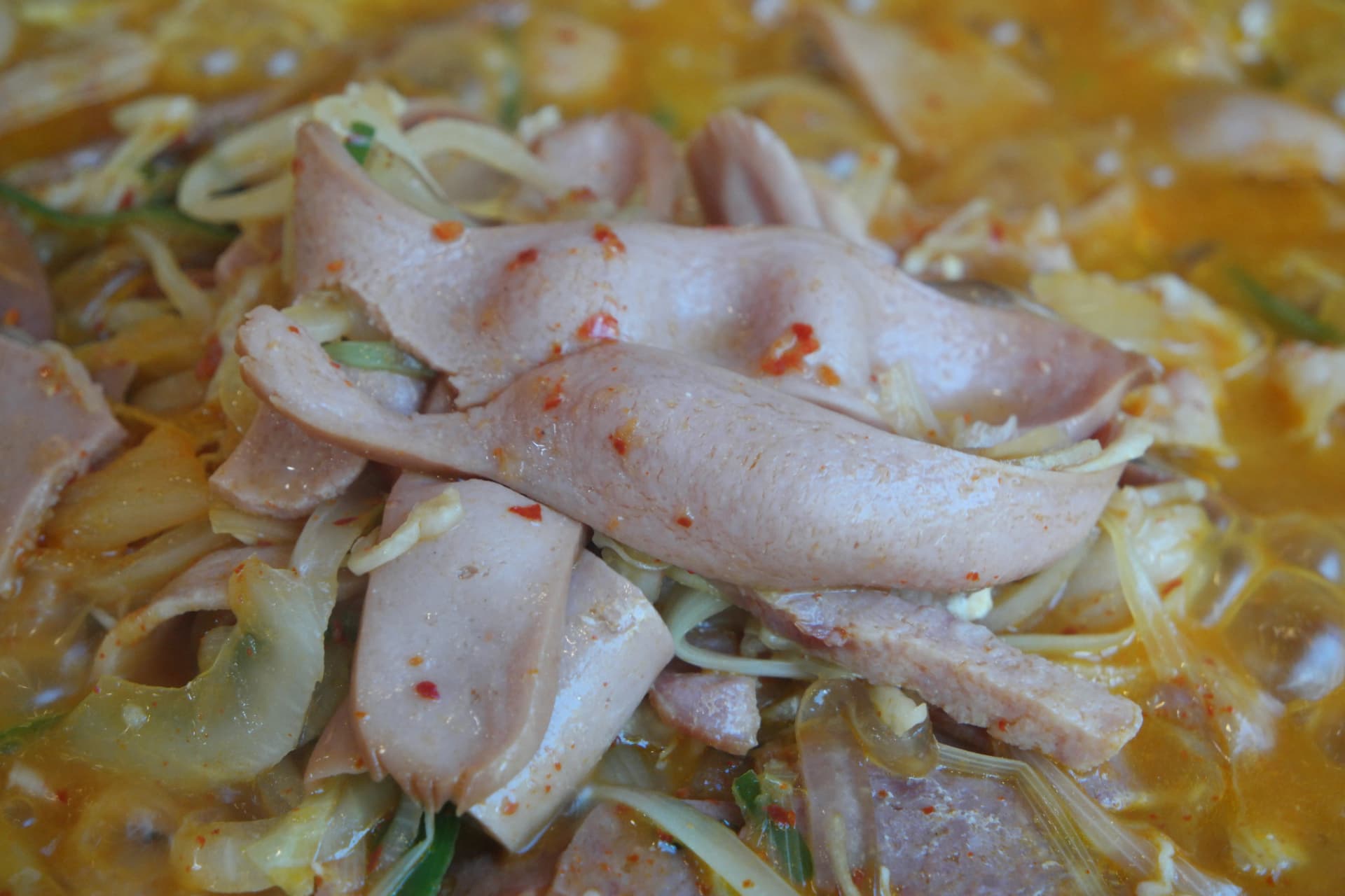 Vipande vikubwa vya ham na soseji vilivyojaa kwenye sufuria ya budae-jjigae | 하이제이에스비