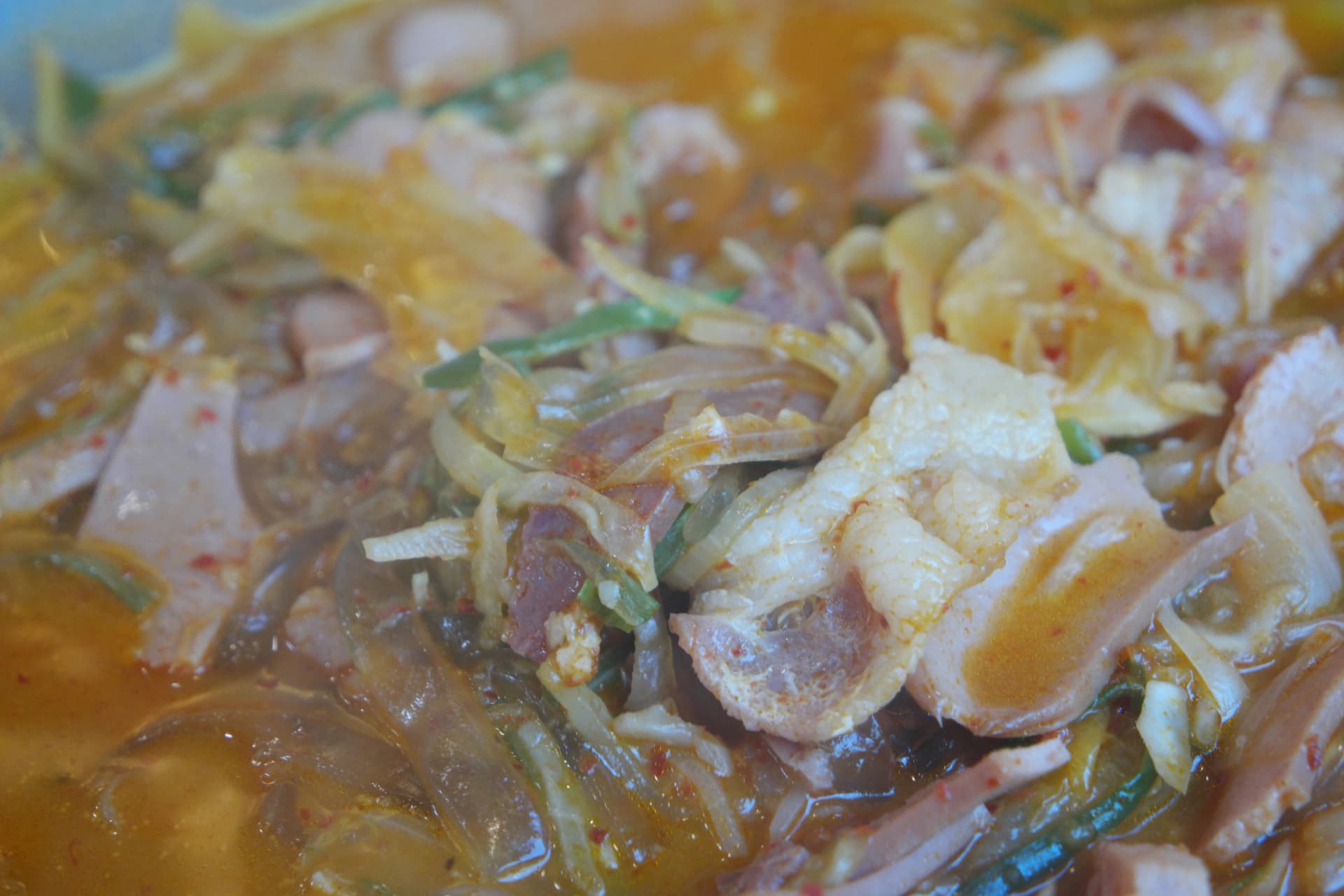 Mchuzi mzito wa budae-jjigae uliochemka vizuri na viungo vingi vilivyochanganyika | 하이제이에스비