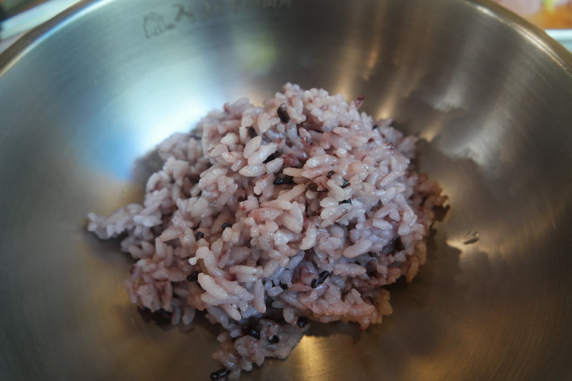 Bakuli la wali wa mchele mweusi uliokuja pamoja na budae-jjigae | 하이제이에스비