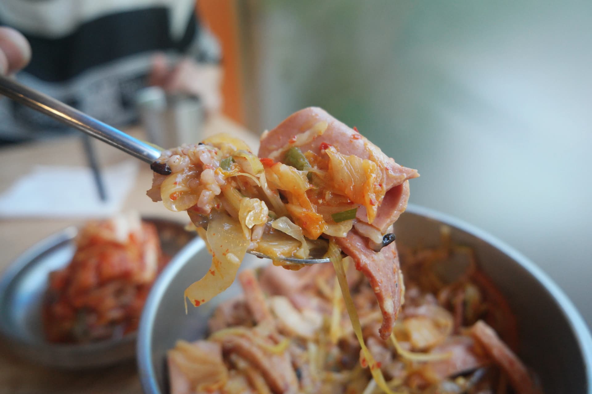 Njia ya Kikorea ya kula — viungo vya budae-jjigae vimewekwa juu ya wali kabla ya kula | 하이제이에스비