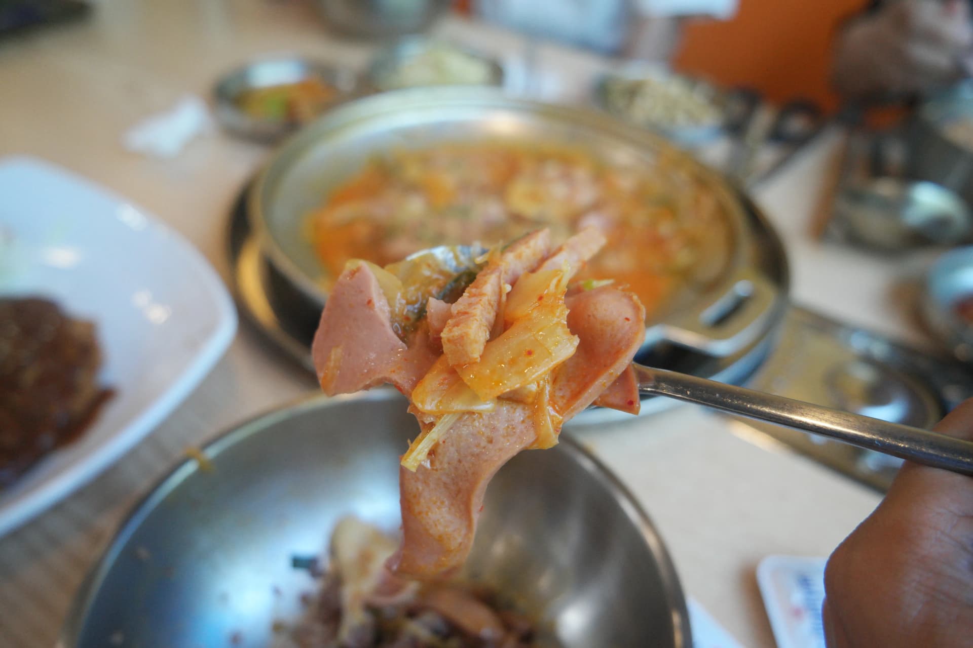 Kijiko chenye ham, vitunguu na kimchi juu ya wali — ladha kamili ya Kikorea | 하이제이에스비