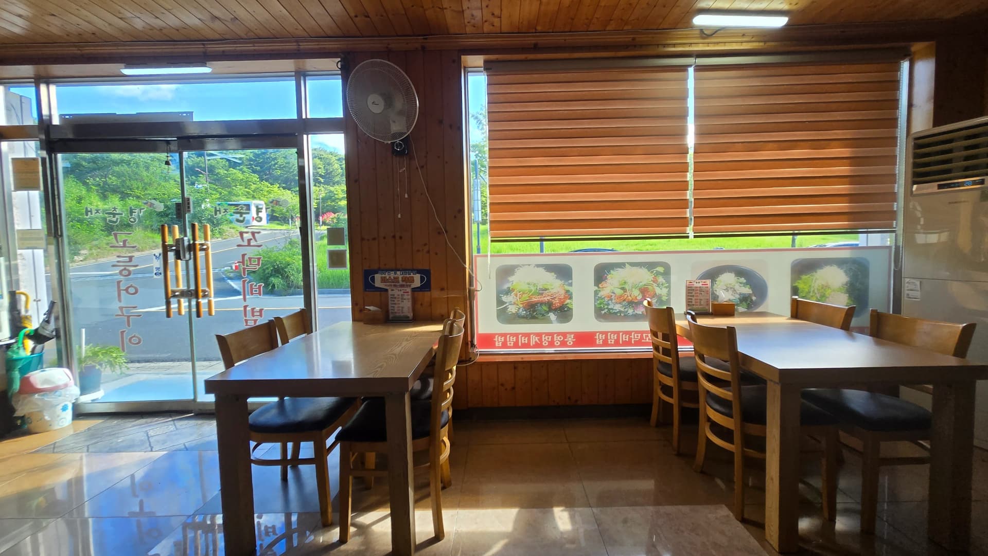 Ndani ya Gyeongchunjae na mapambo ya mbao na meza | 하이제이에스비