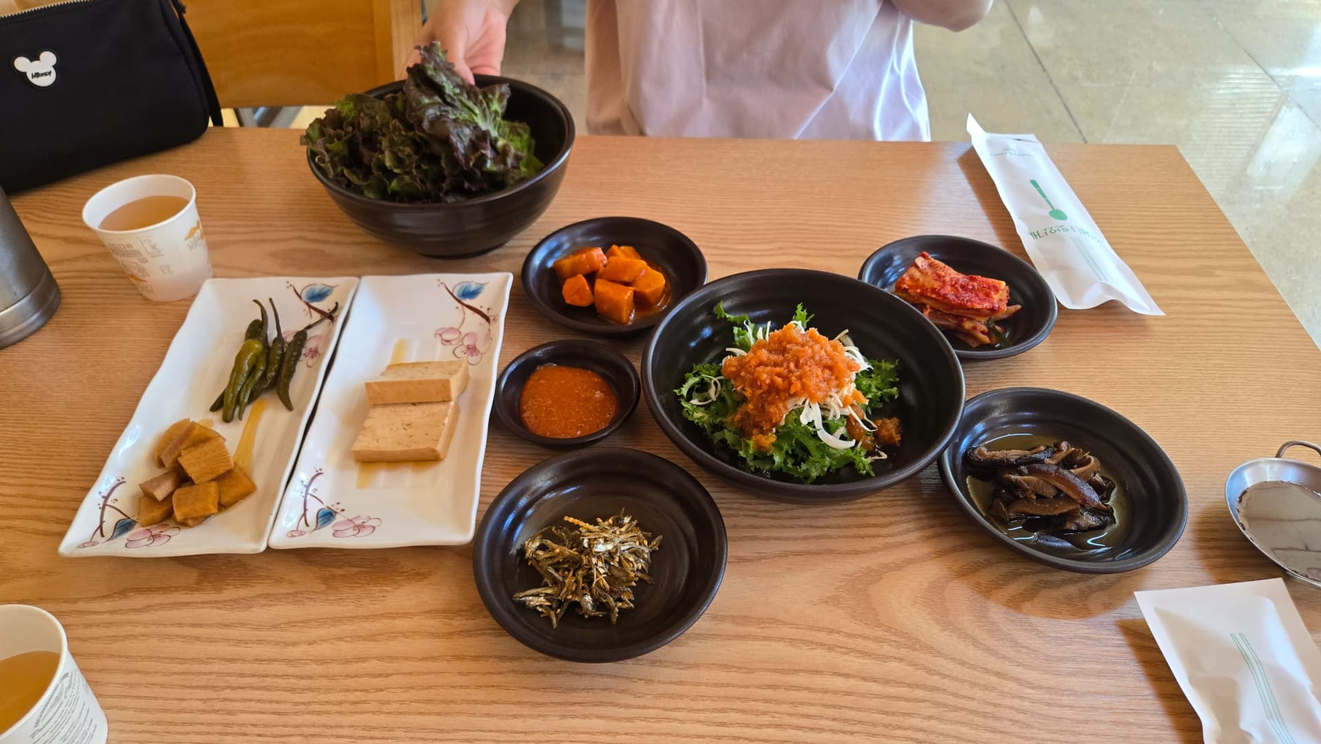 Mpangilio kamili wa vyakula vya upande vya Gyeongchunjae – kimchi, sardini iliyokaangwa, mboga zilizochachushwa, tofu, majani | 하이제이에스비