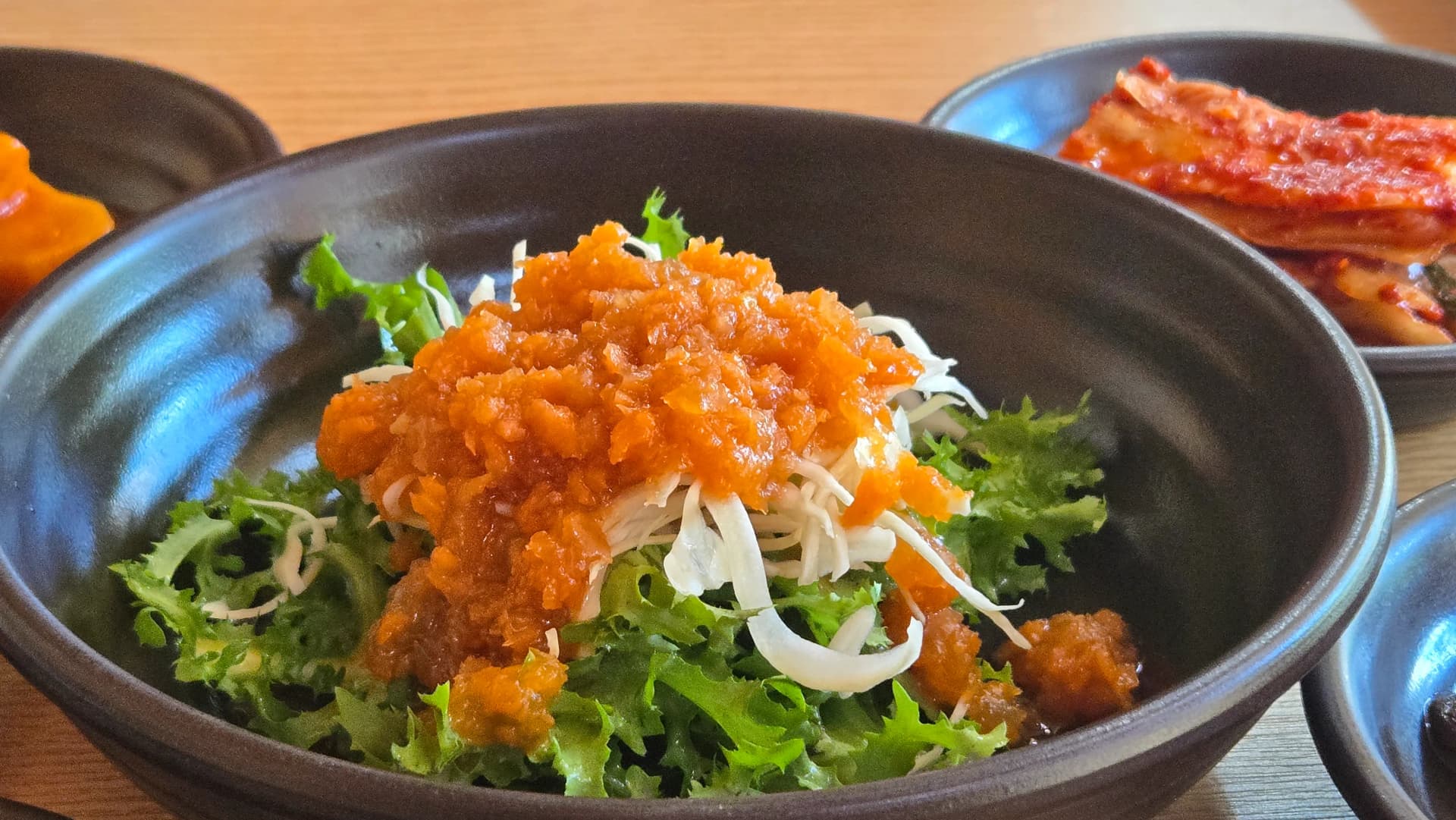 Picha ya karibu ya saladi ya karoti kama kiungo cha upande cha Gyeongchunjae | 하이제이에스비