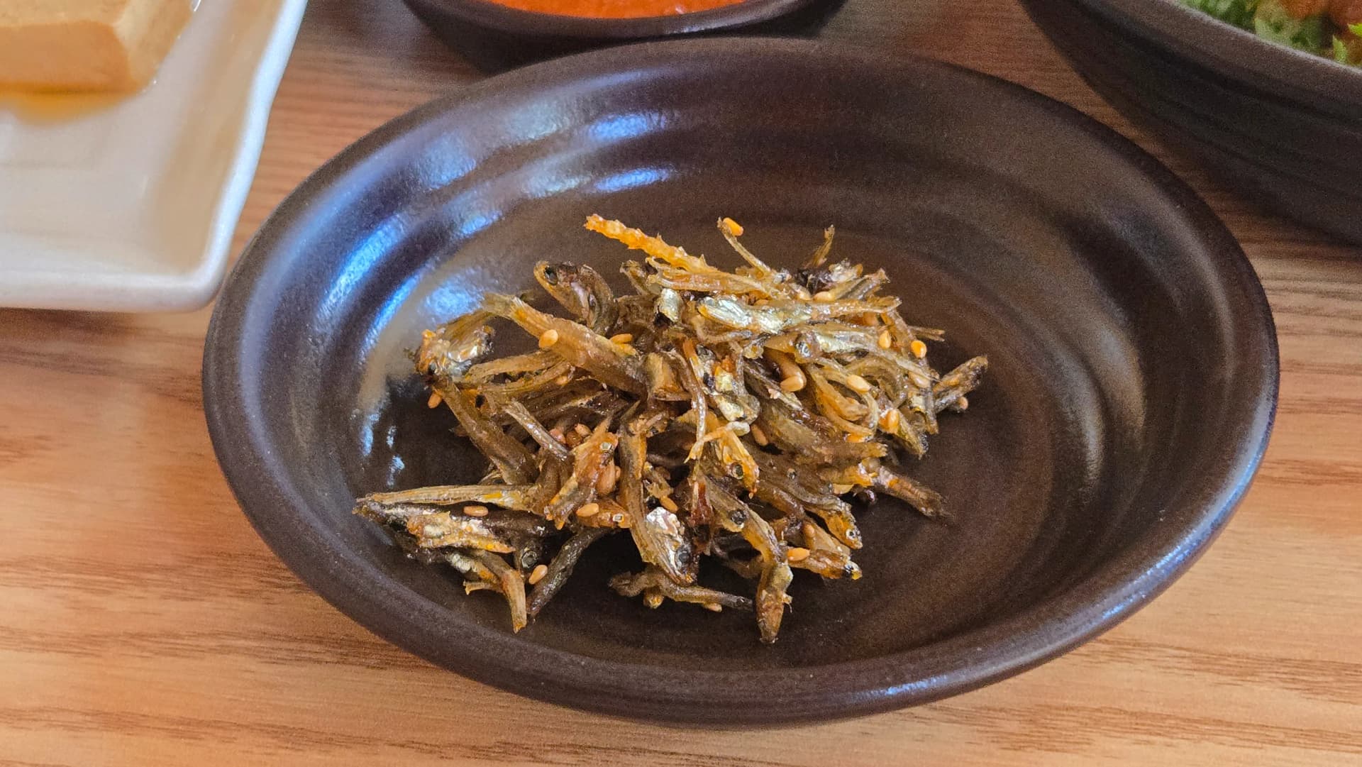 Sardini iliyokaangwa inayong'aa kama kiungo cha upande | 하이제이에스비